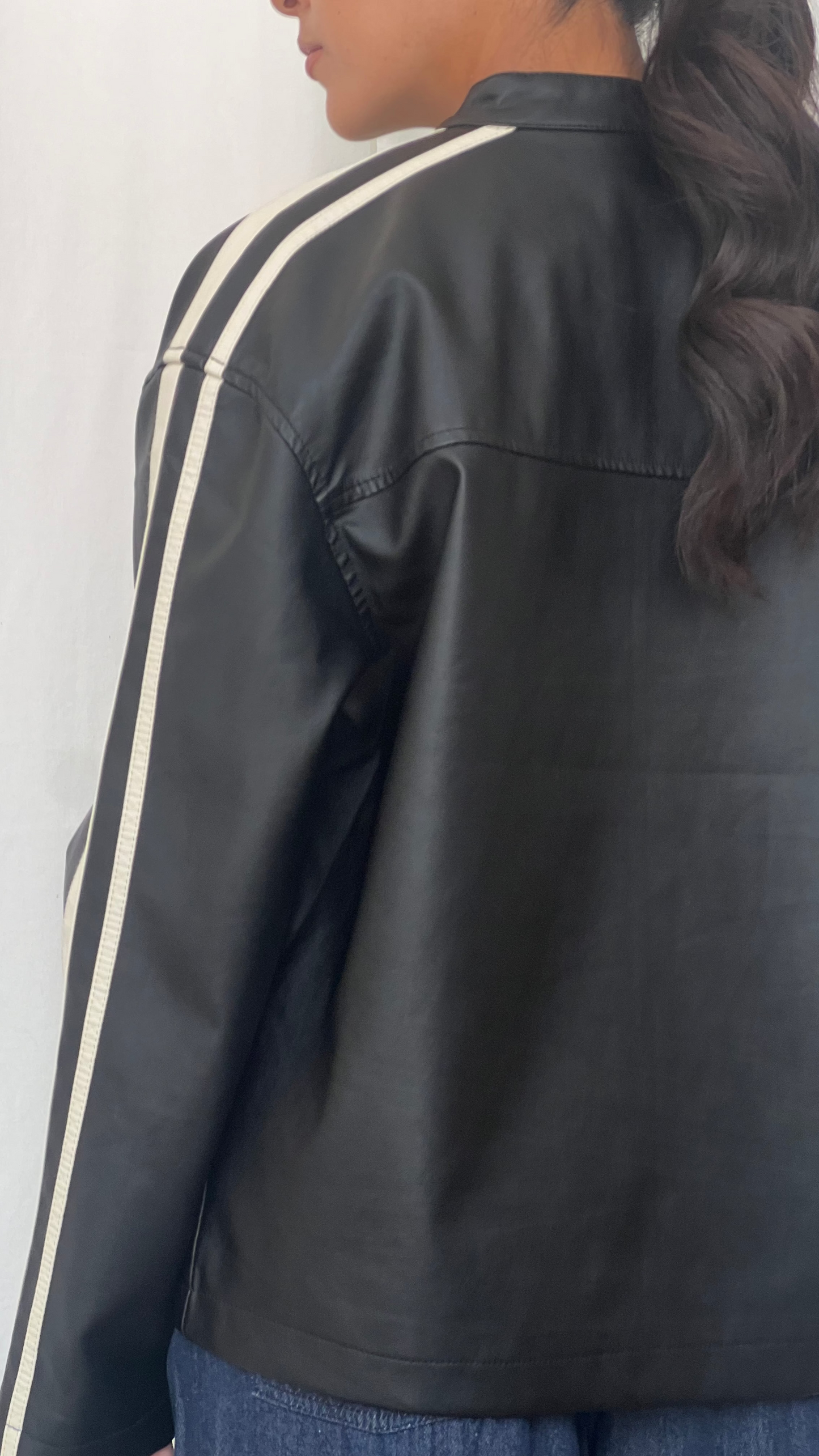 Biker vinipiel negra con lineas blancas