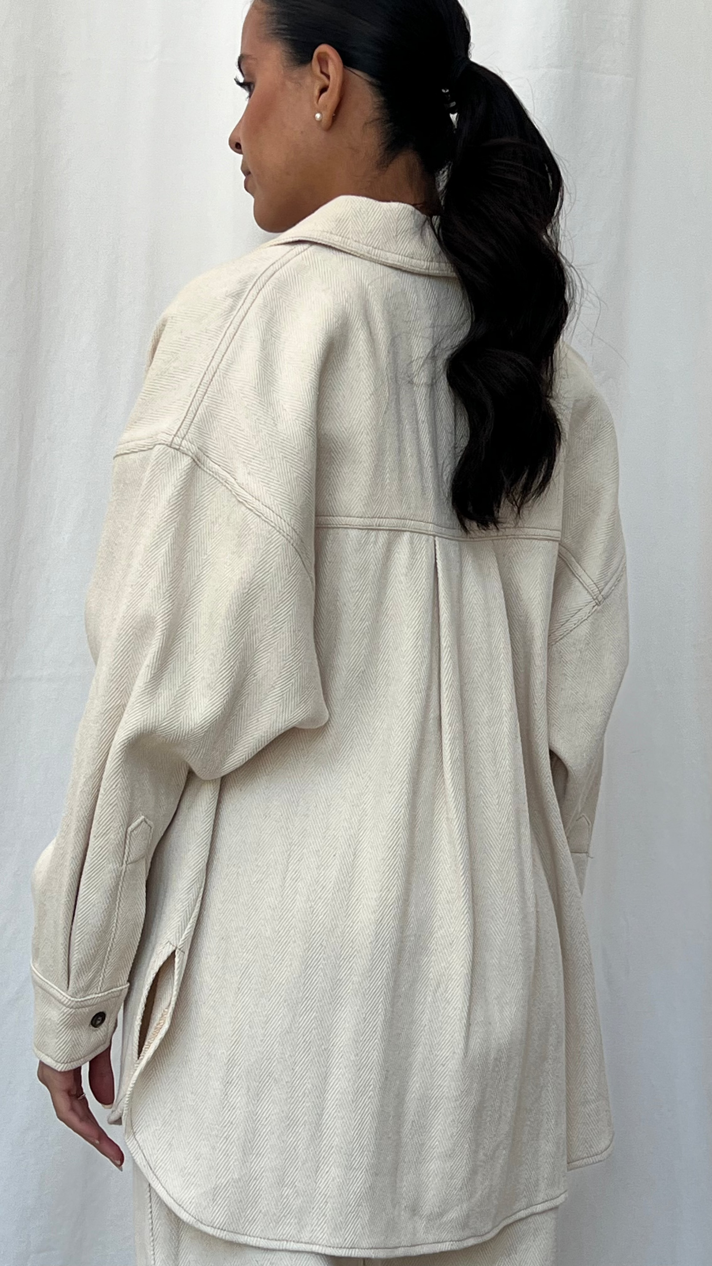 Sobre camisa tipo pana en beige
