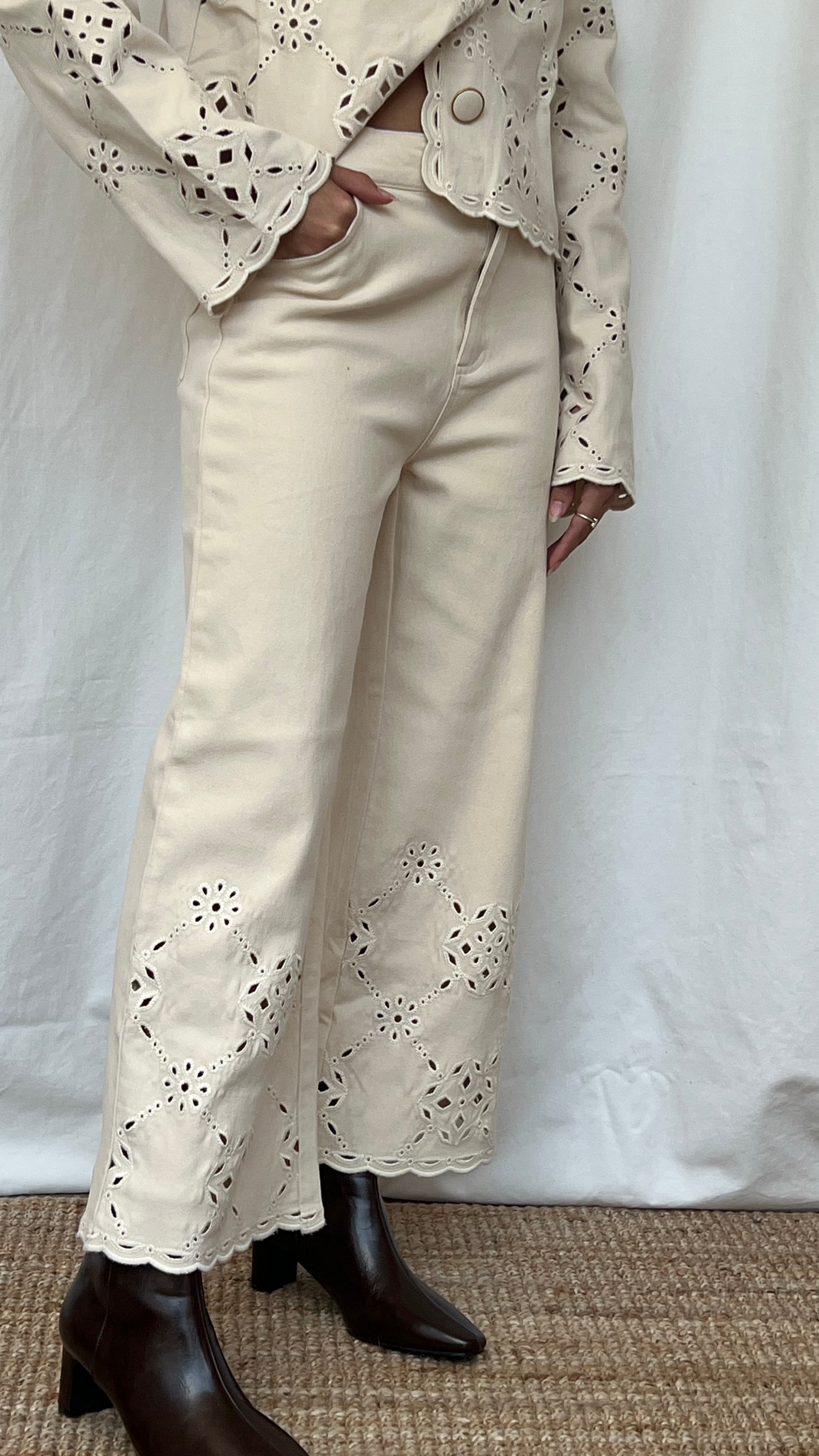 Jeans color hueso con detalles flores