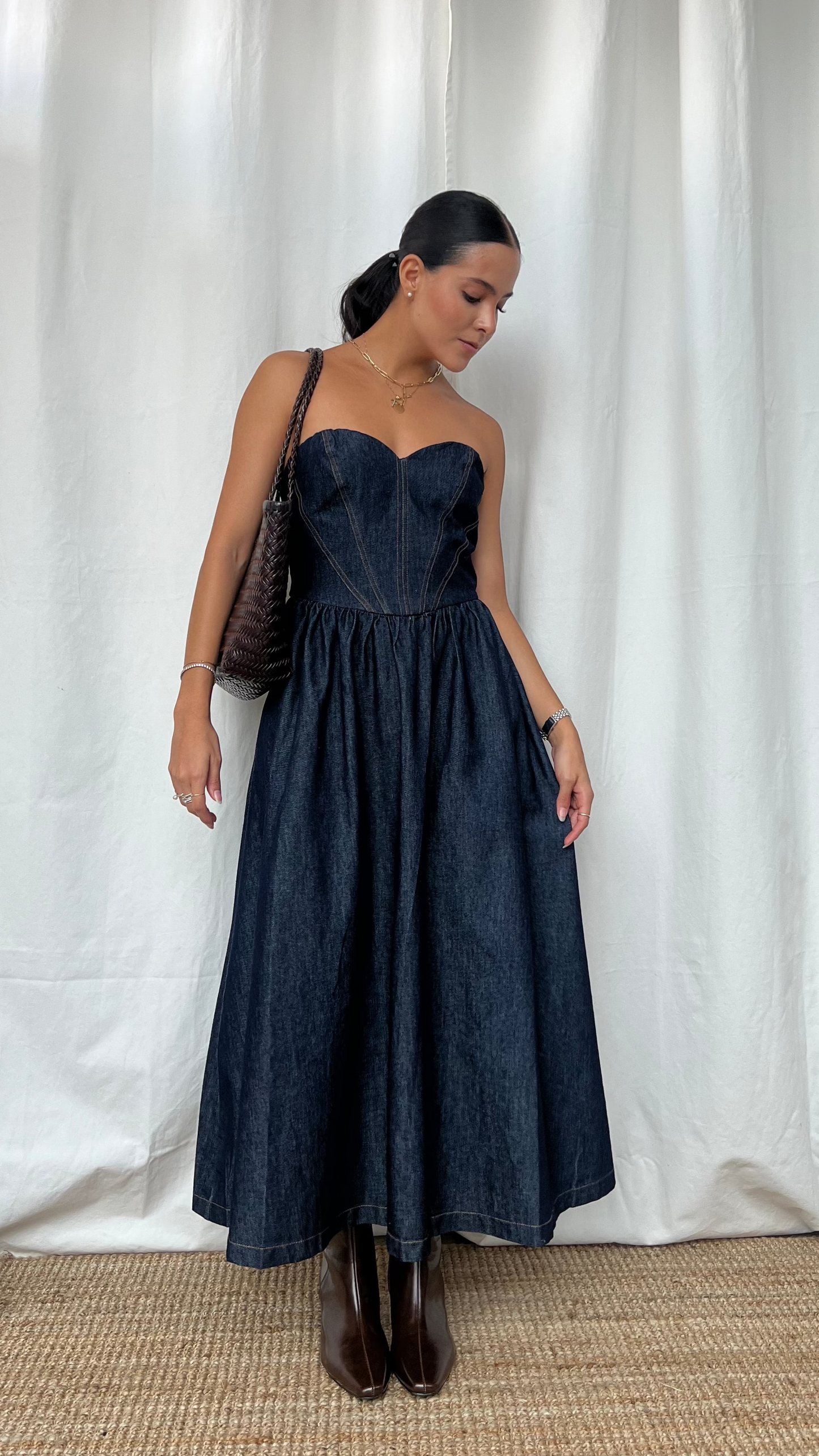 Vestido midi denim en strapless