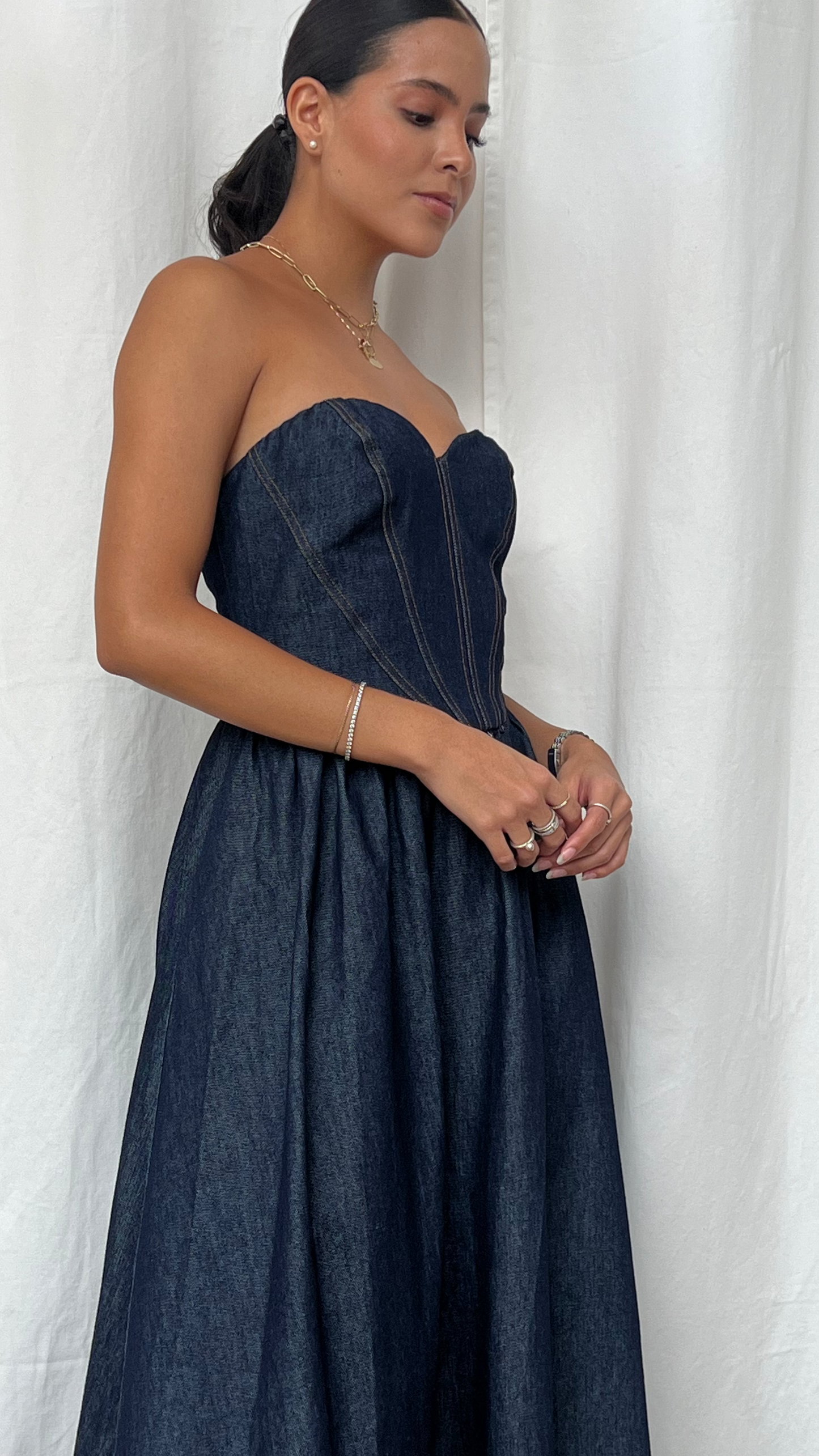 Vestido midi denim en strapless