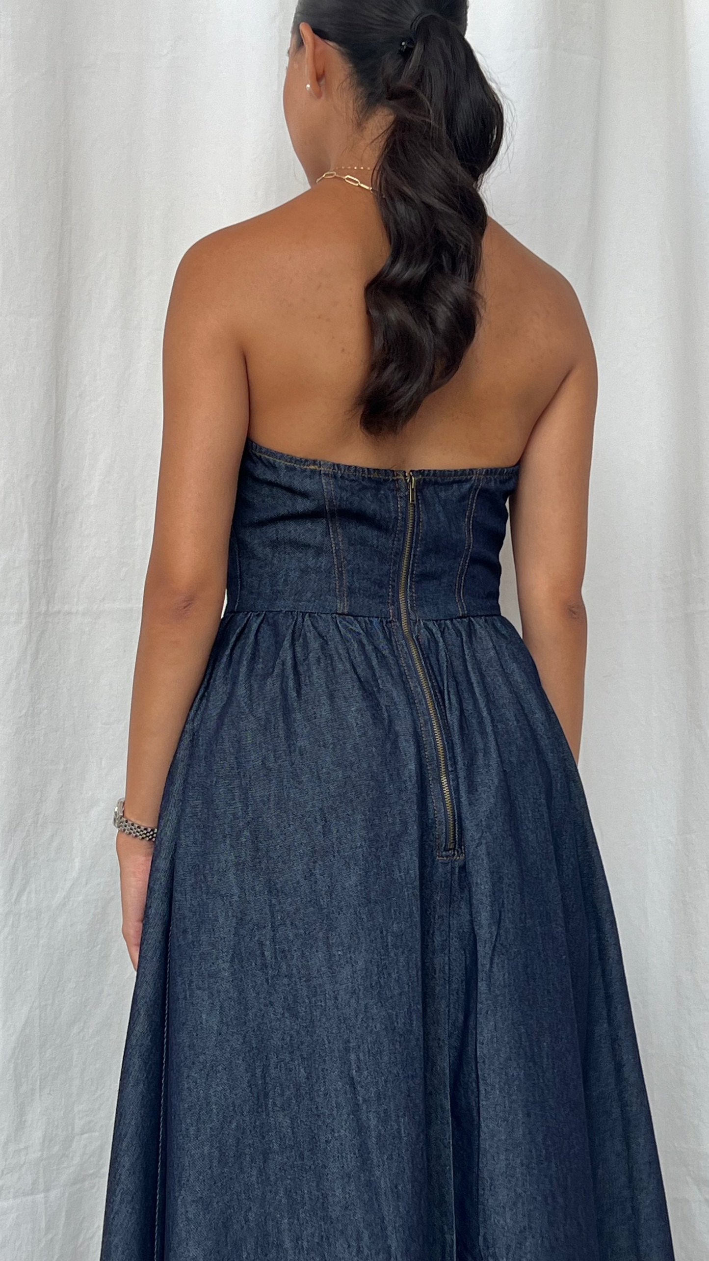 Vestido midi denim en strapless
