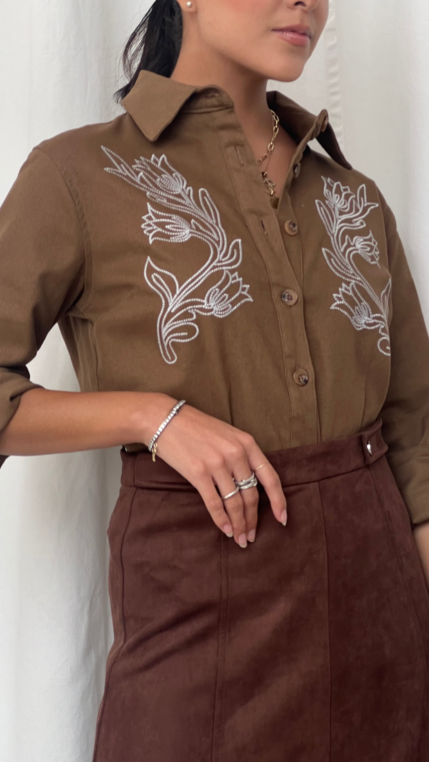 Camisa diseño flores brown