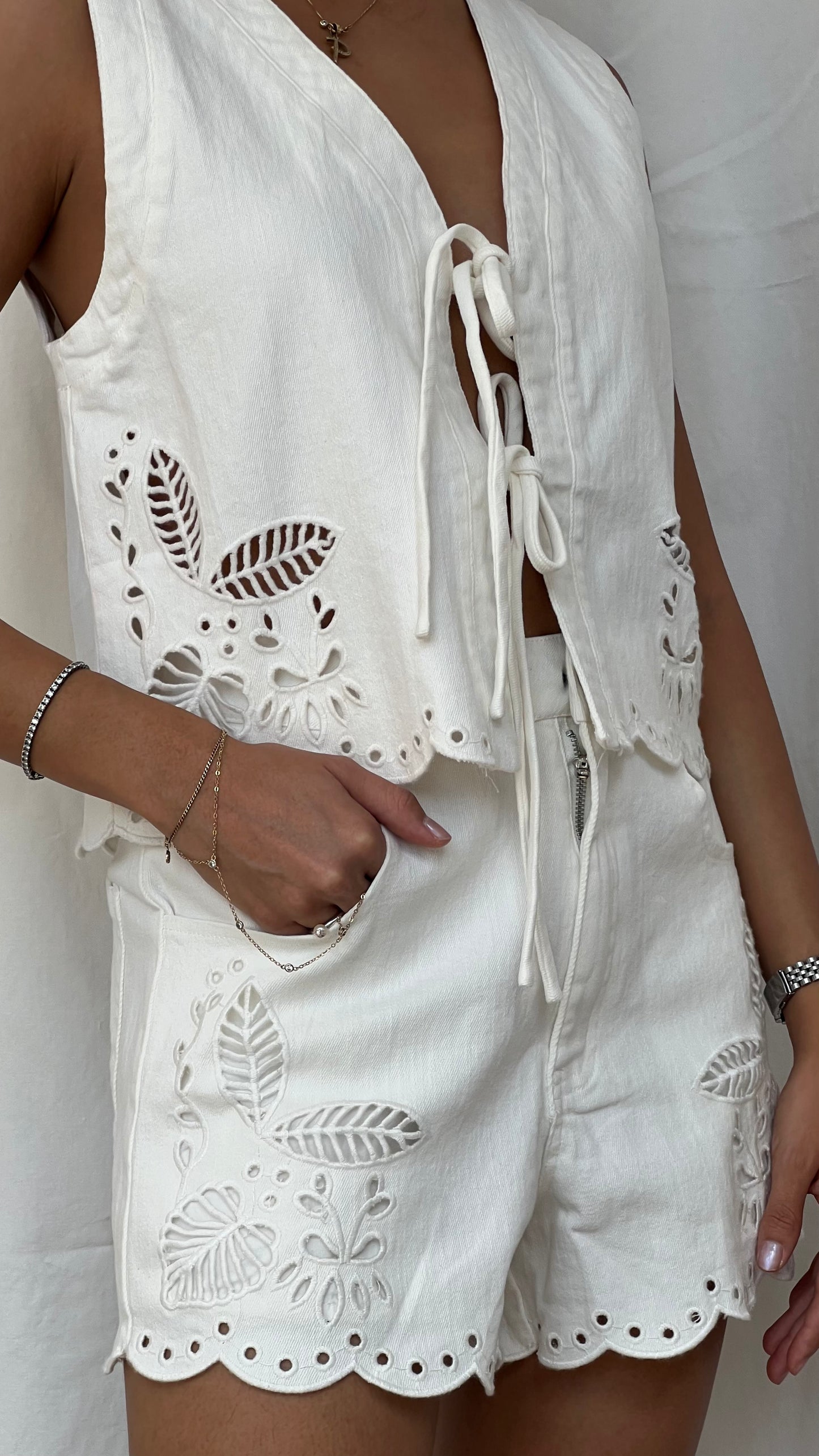 Set blusa con amarres y short bordados