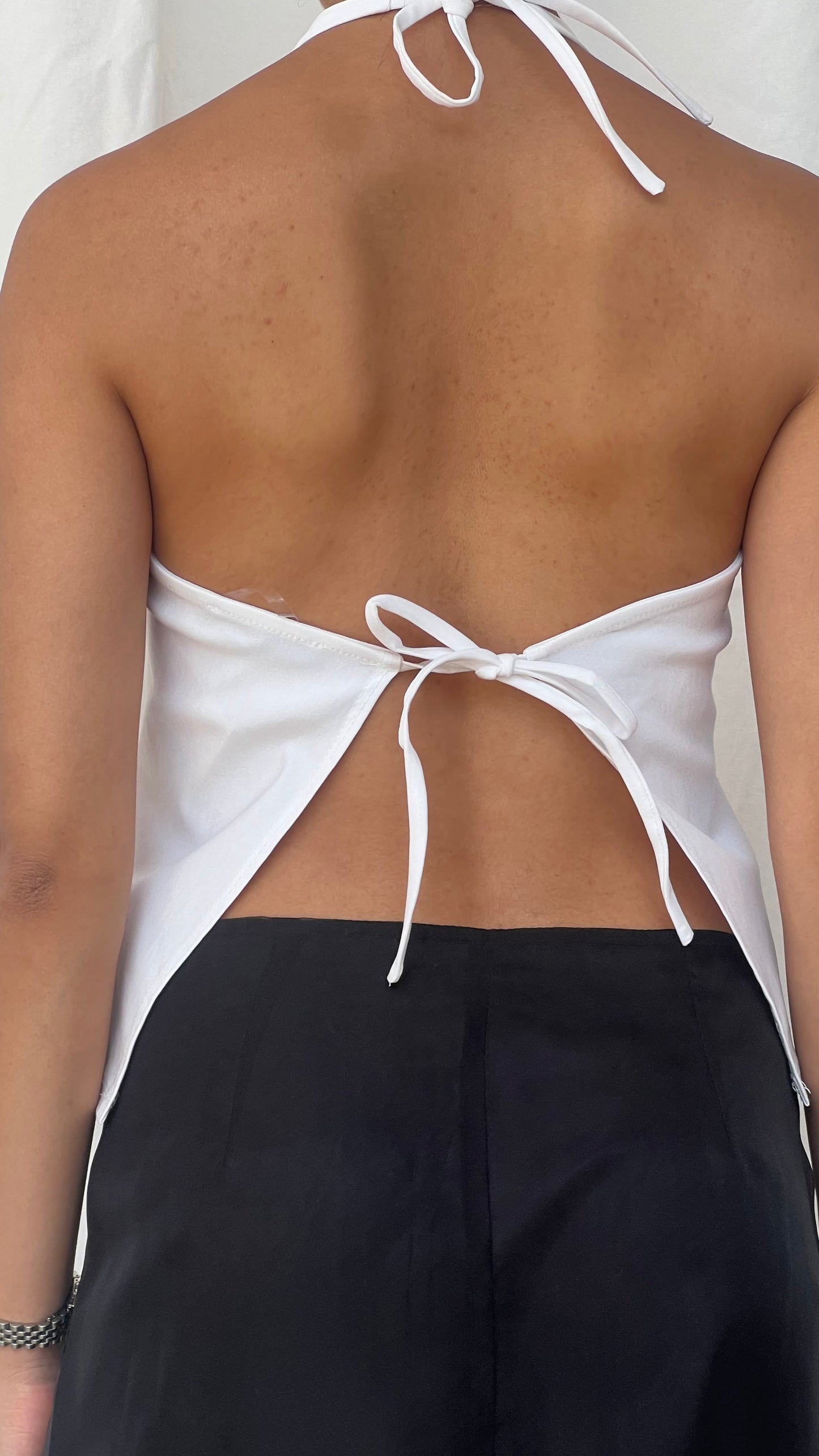 Blusa sin espalda en blanco