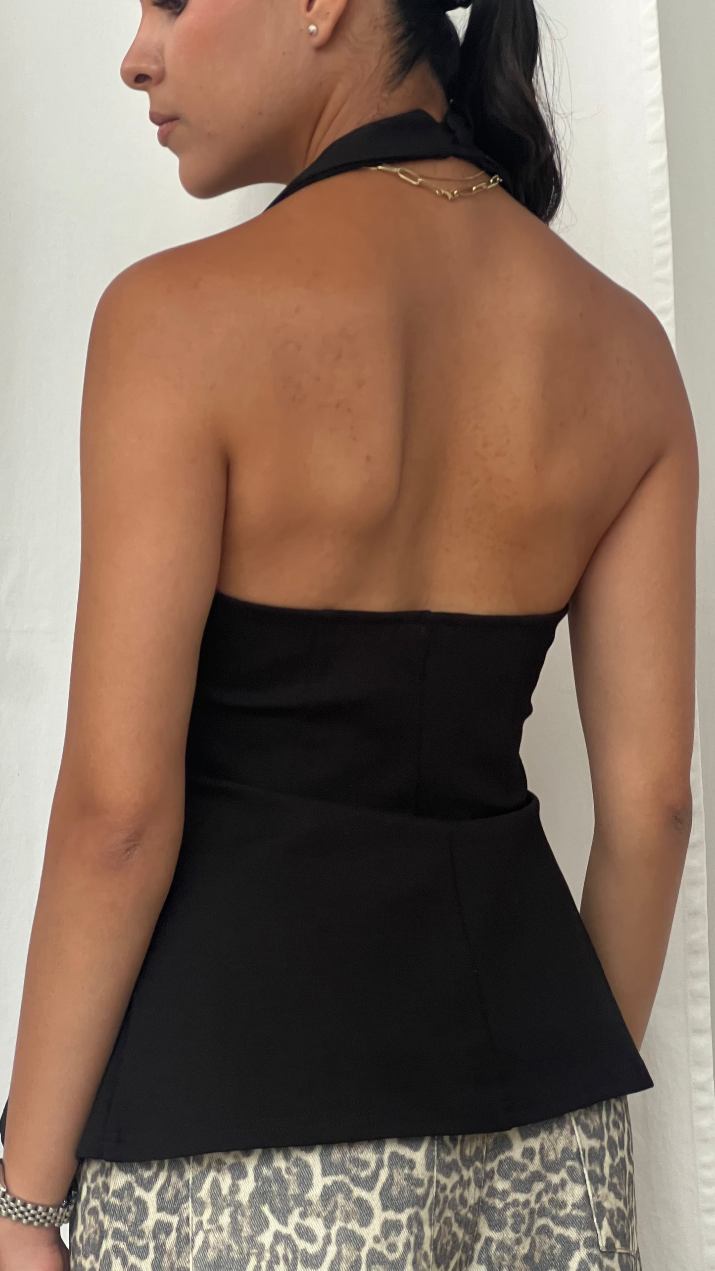 Top cuello halter negra