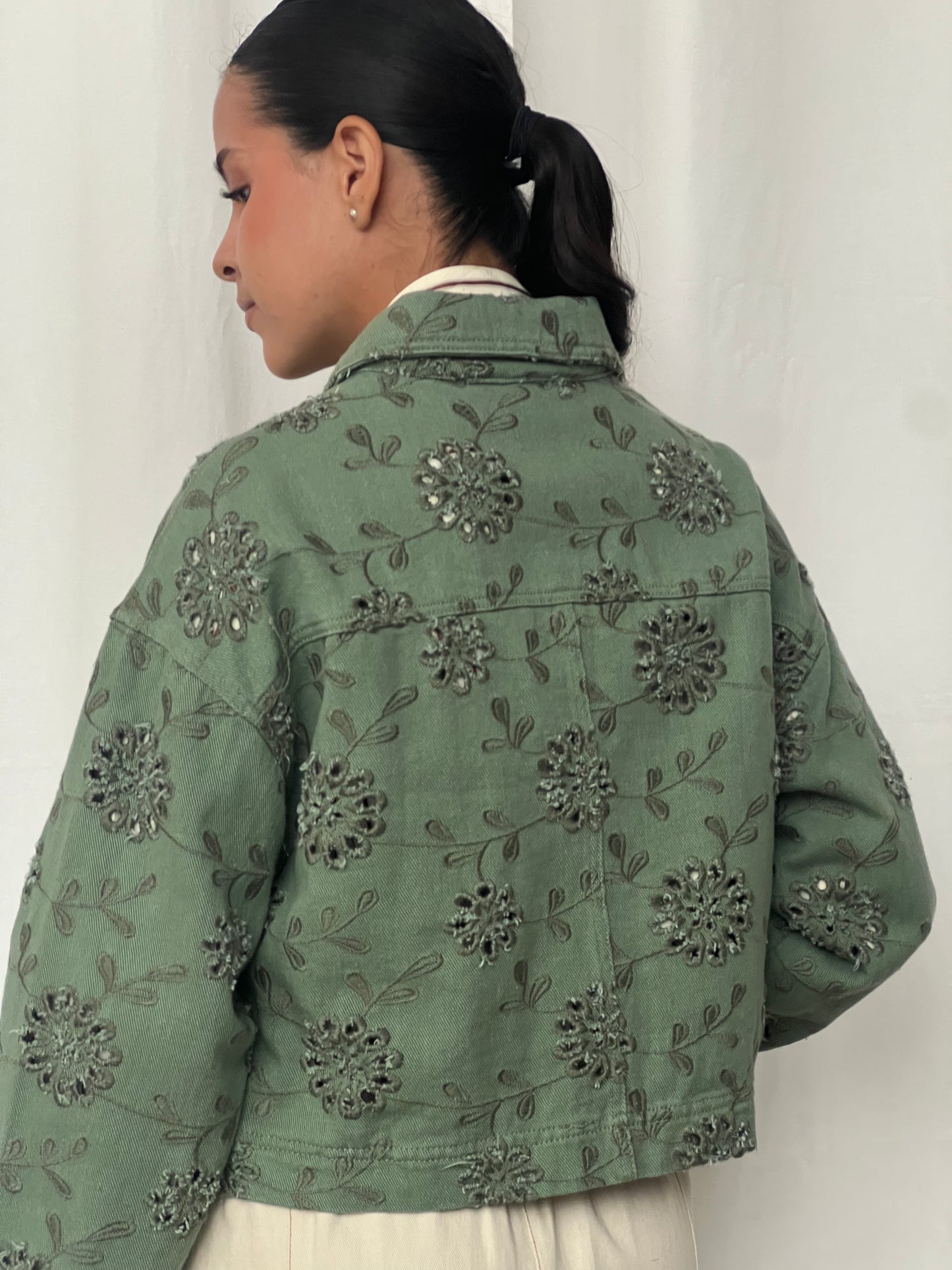 Chaqueta bordada floral en verde