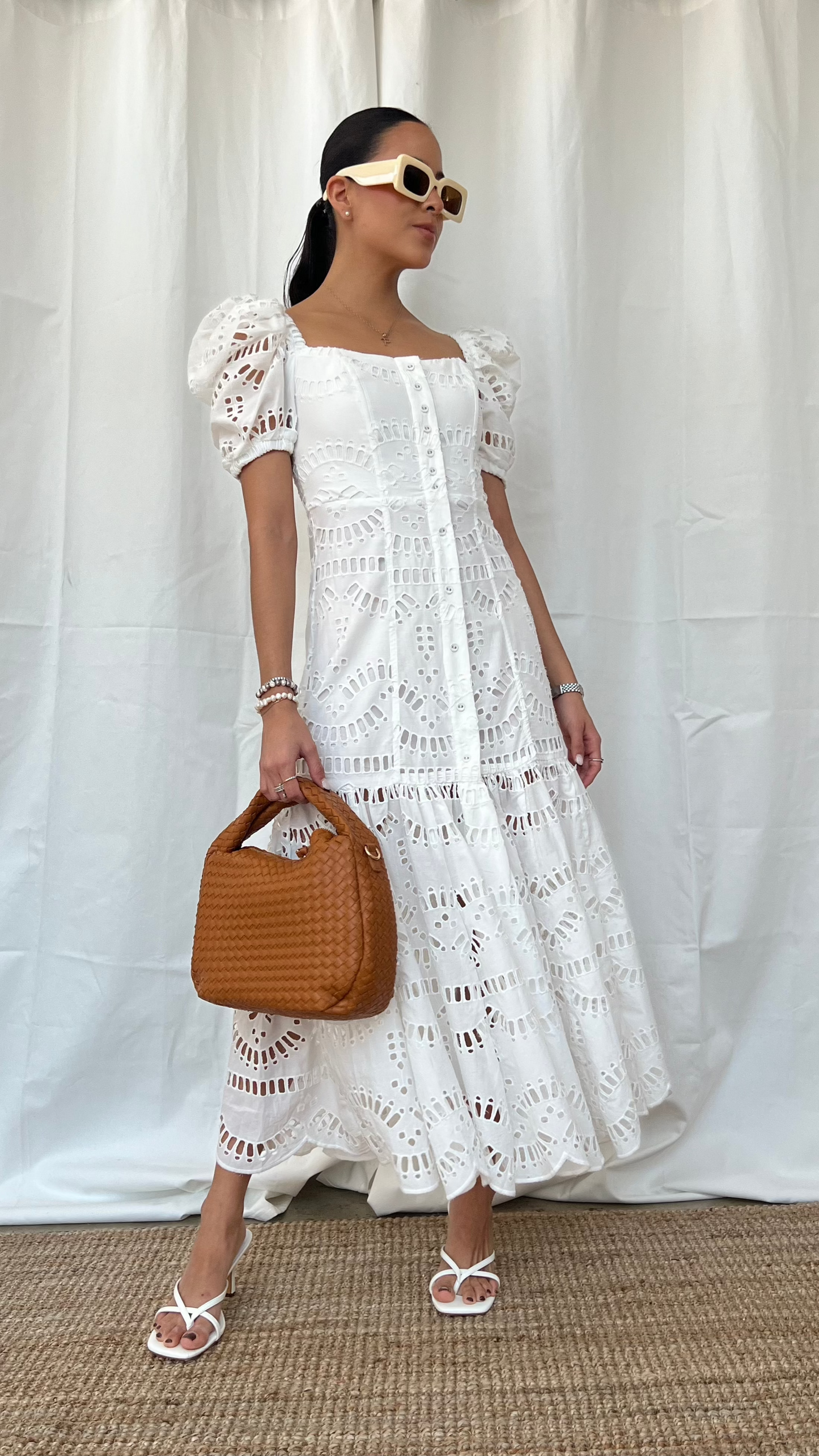 vestido de encaje con mangas abullonadas