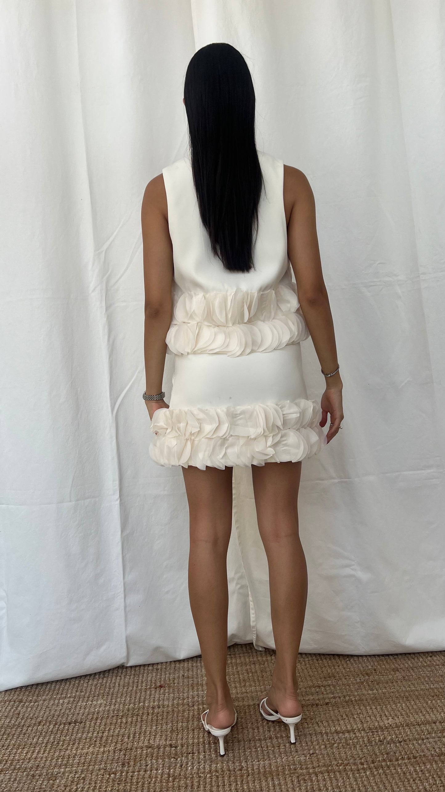 Set Ivory de top y falda con detalles de volantes