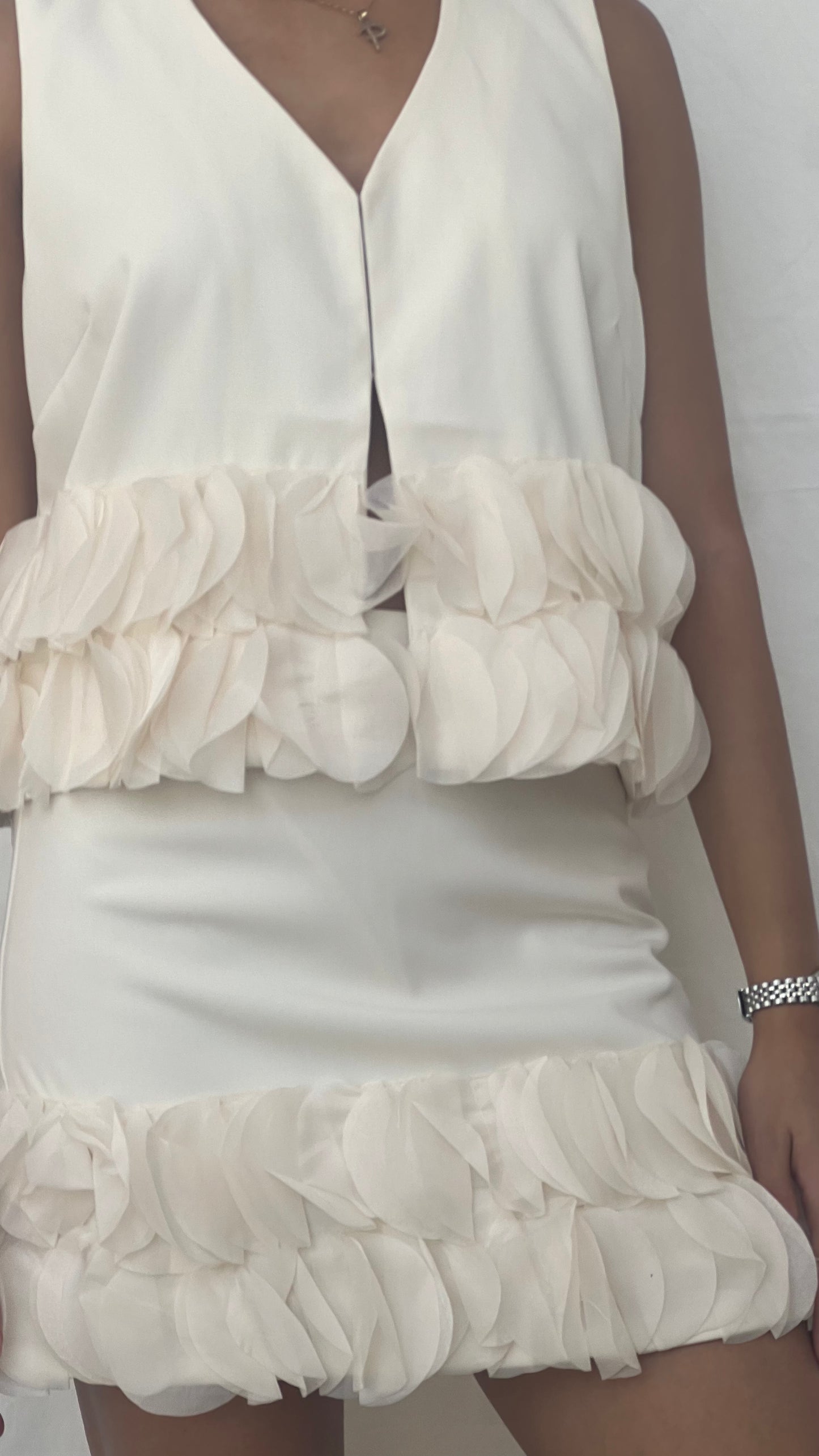 Set Ivory de top y falda con detalles de volantes