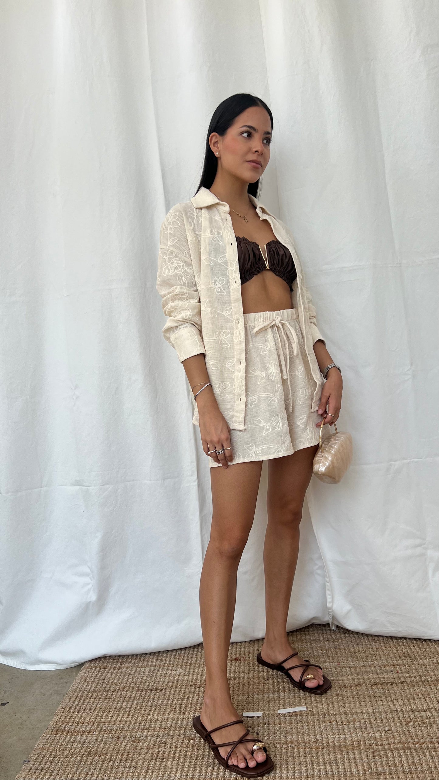 Set bordado de camisa y short en crudo