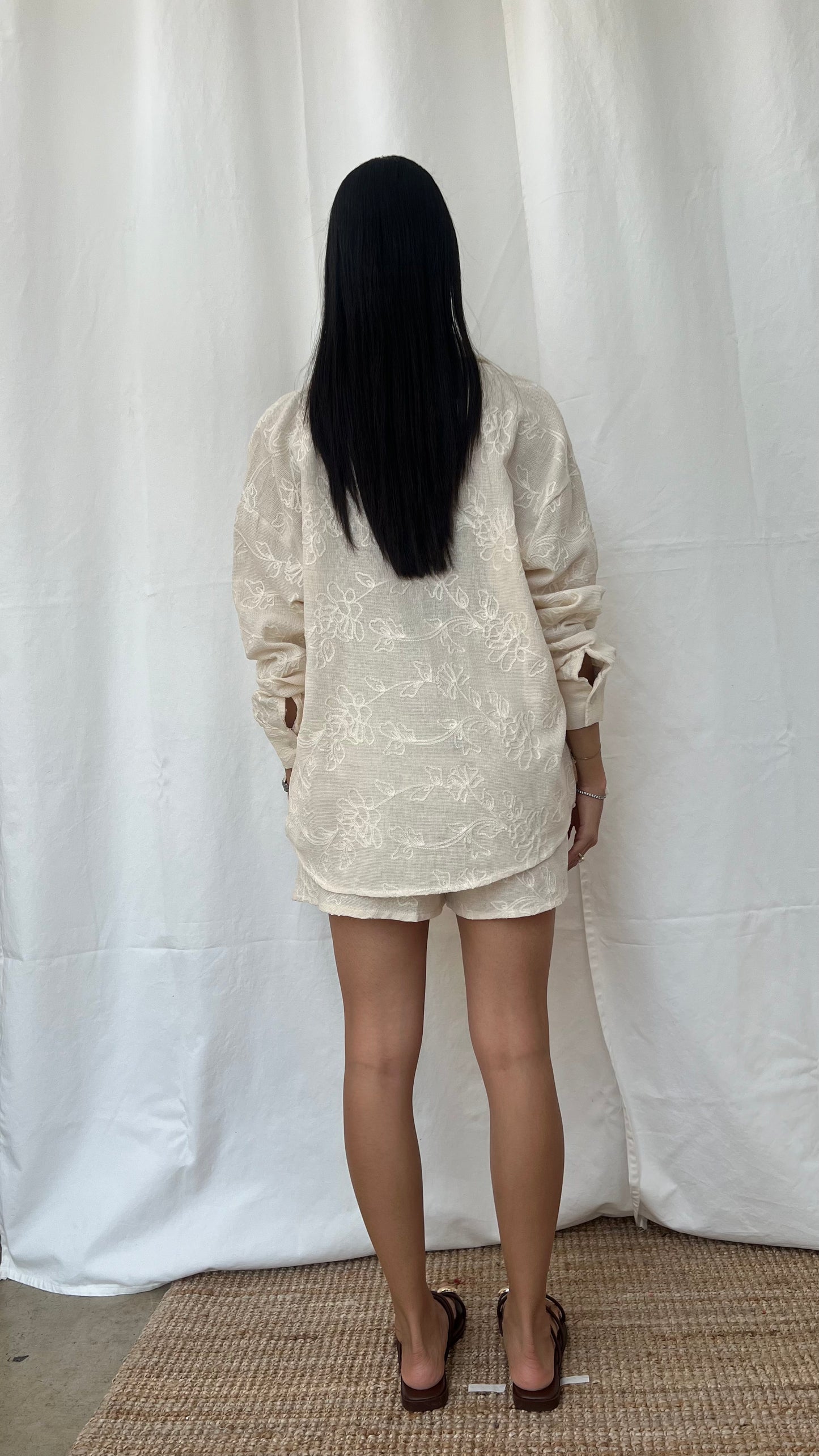 Set bordado de camisa y short en crudo