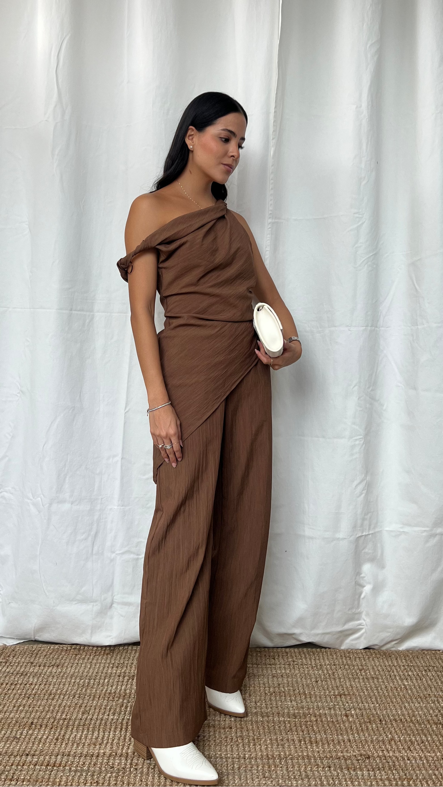 Set top asimétrico y pantalón café