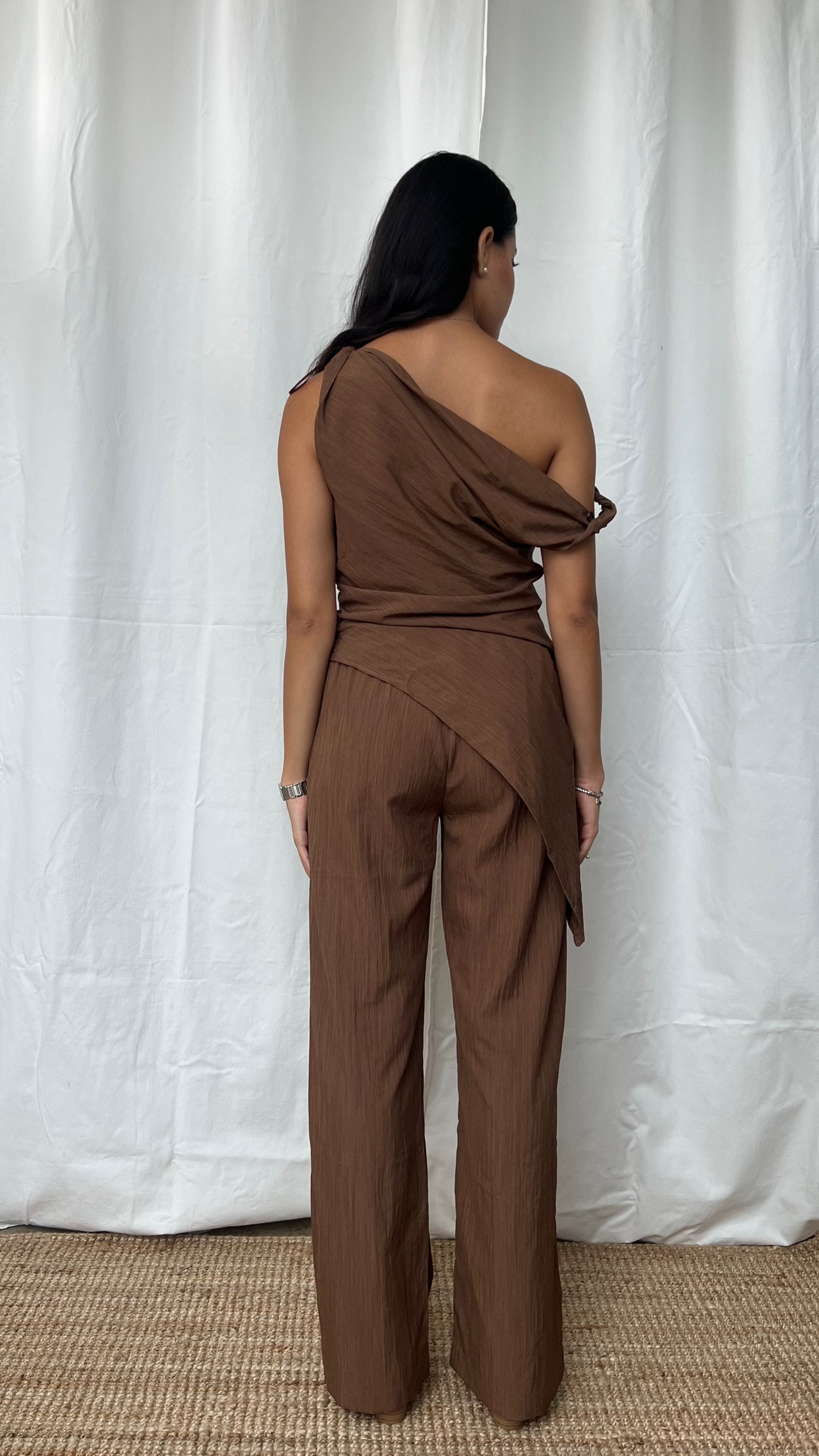 Set top asimétrico y pantalón café
