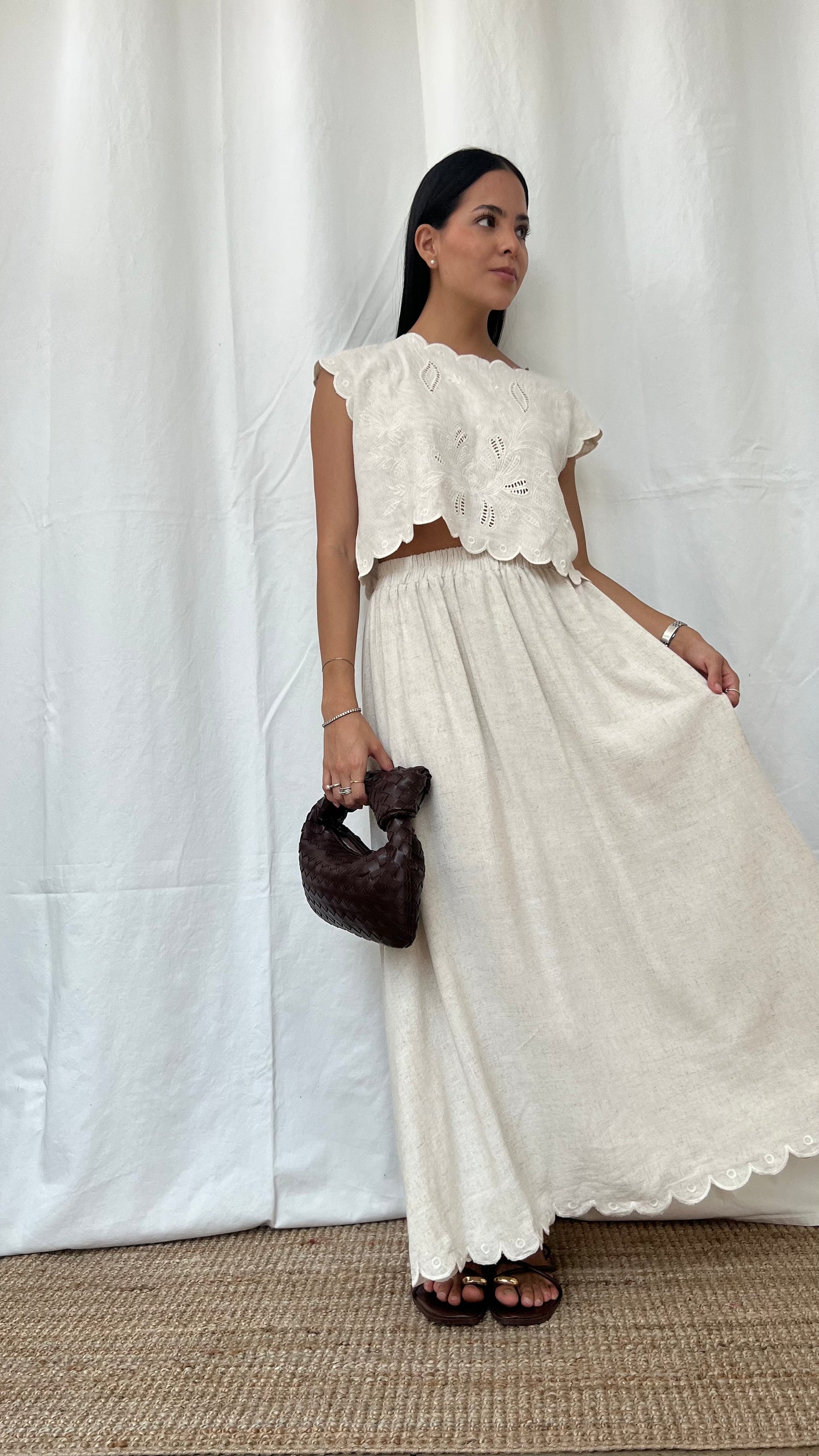 Set bohemio de blusa bordada y falda larga en lino crudo