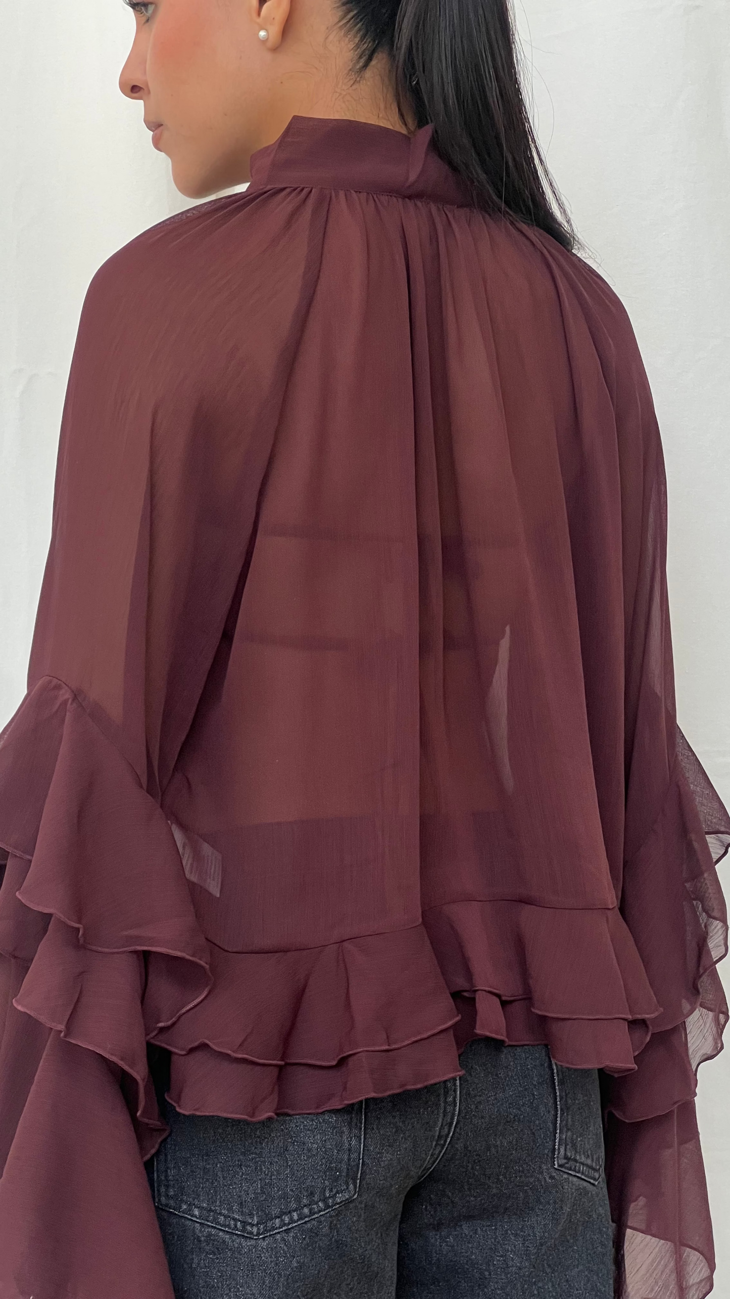 Blusa fluida con olanes vino
