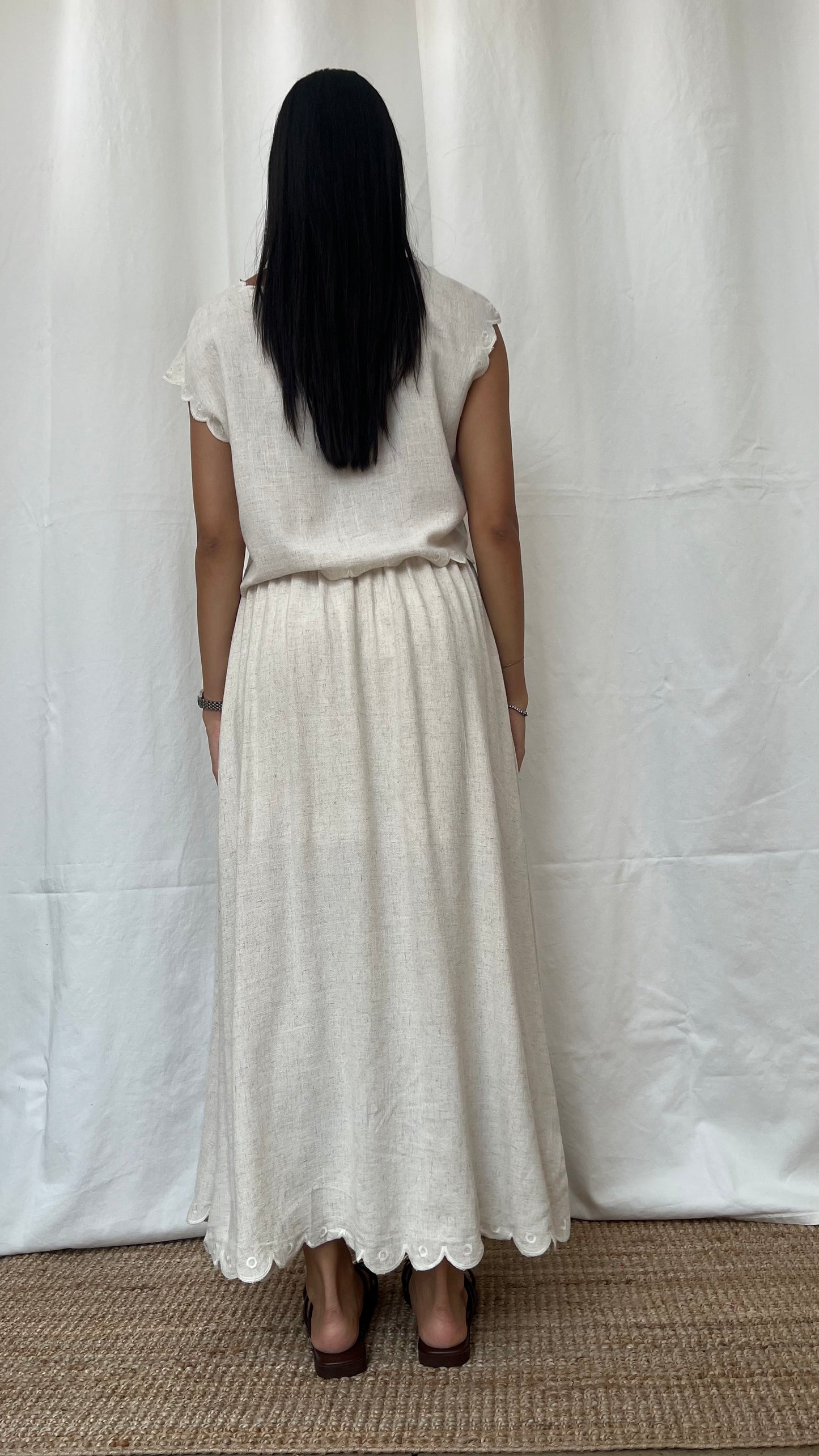 Set bohemio de blusa bordada y falda larga en lino crudo