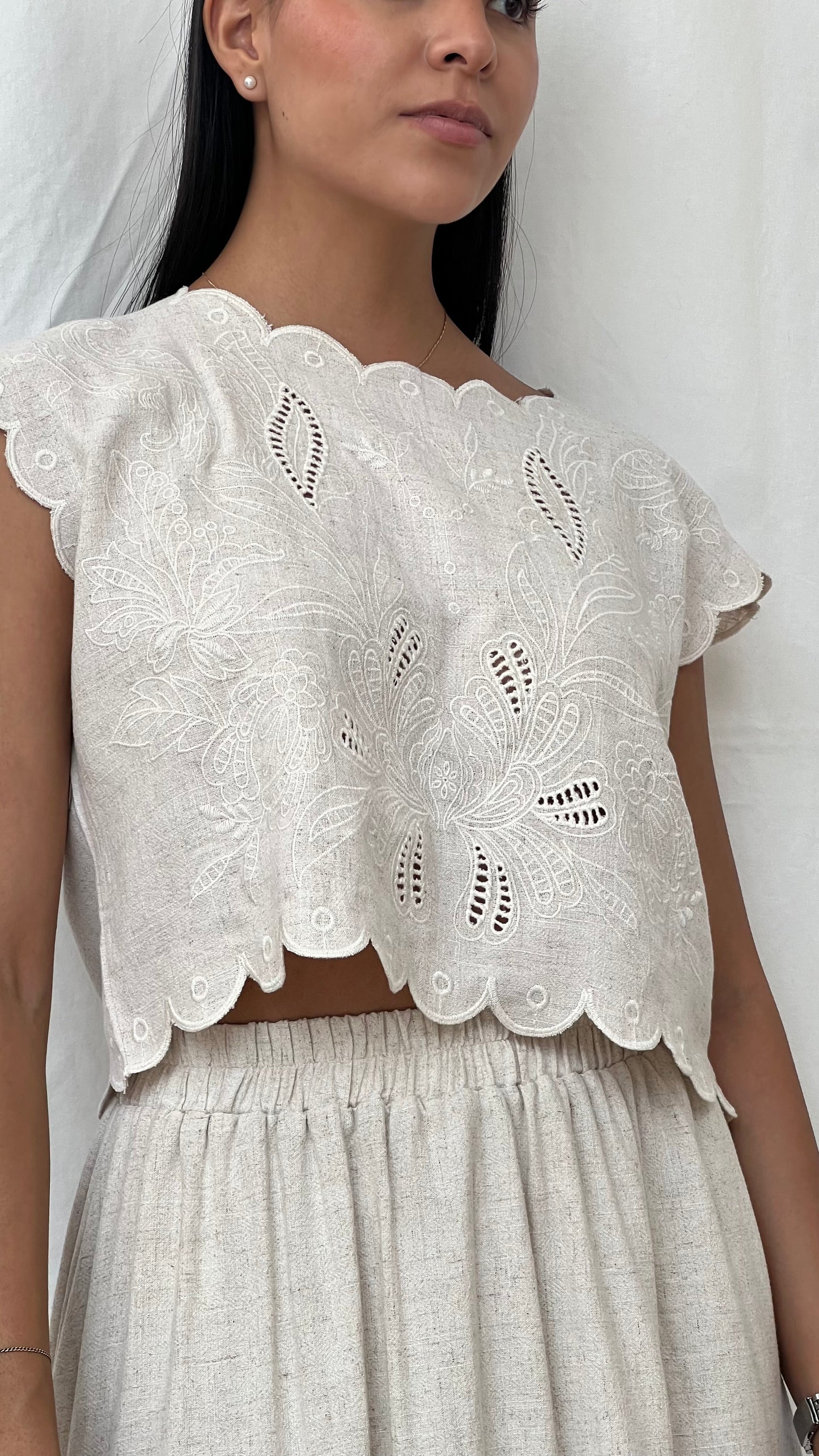 Set bohemio de blusa bordada y falda larga en lino crudo