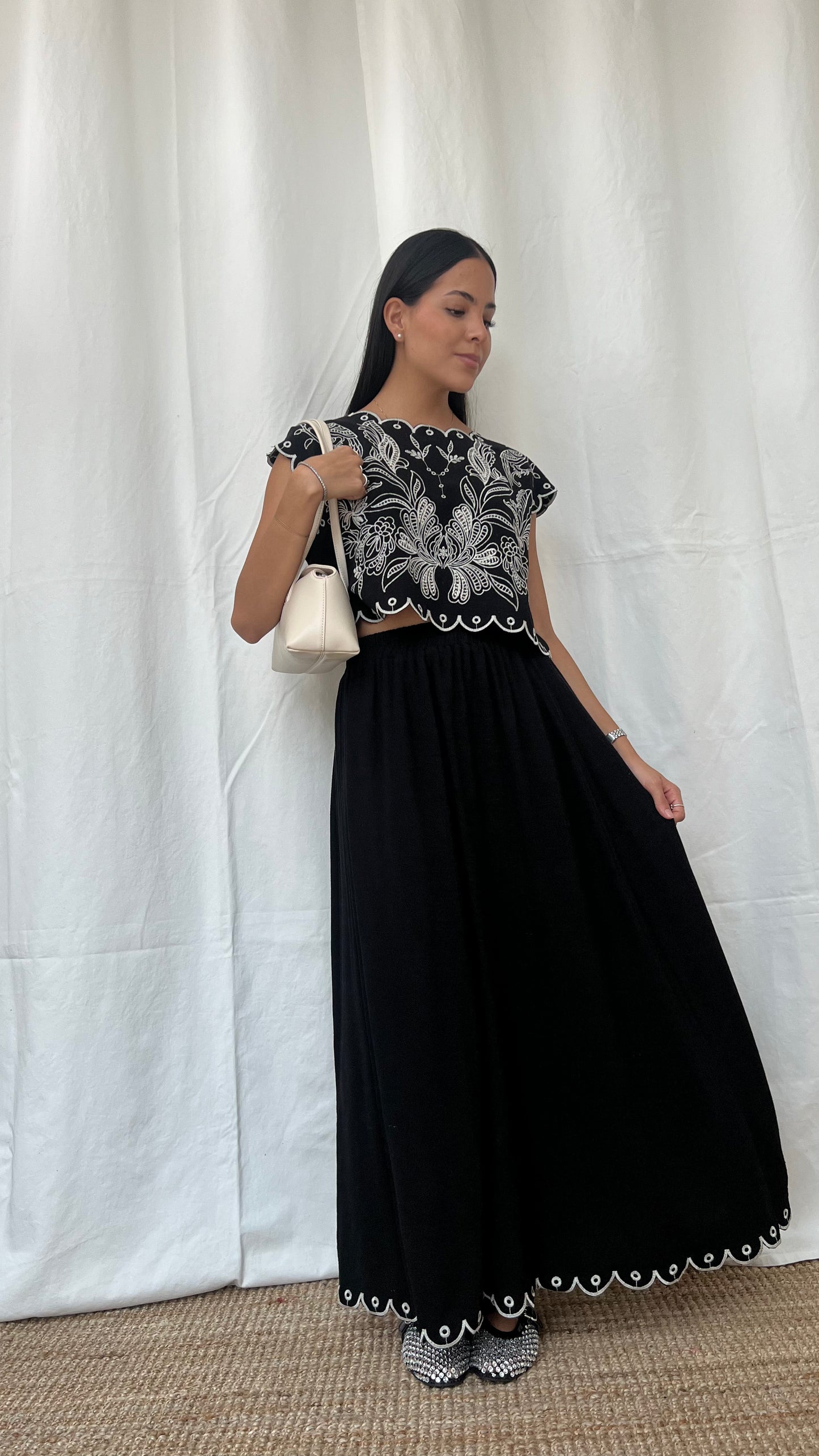 Set bohemio de blusa bordada y falda larga en lino negro