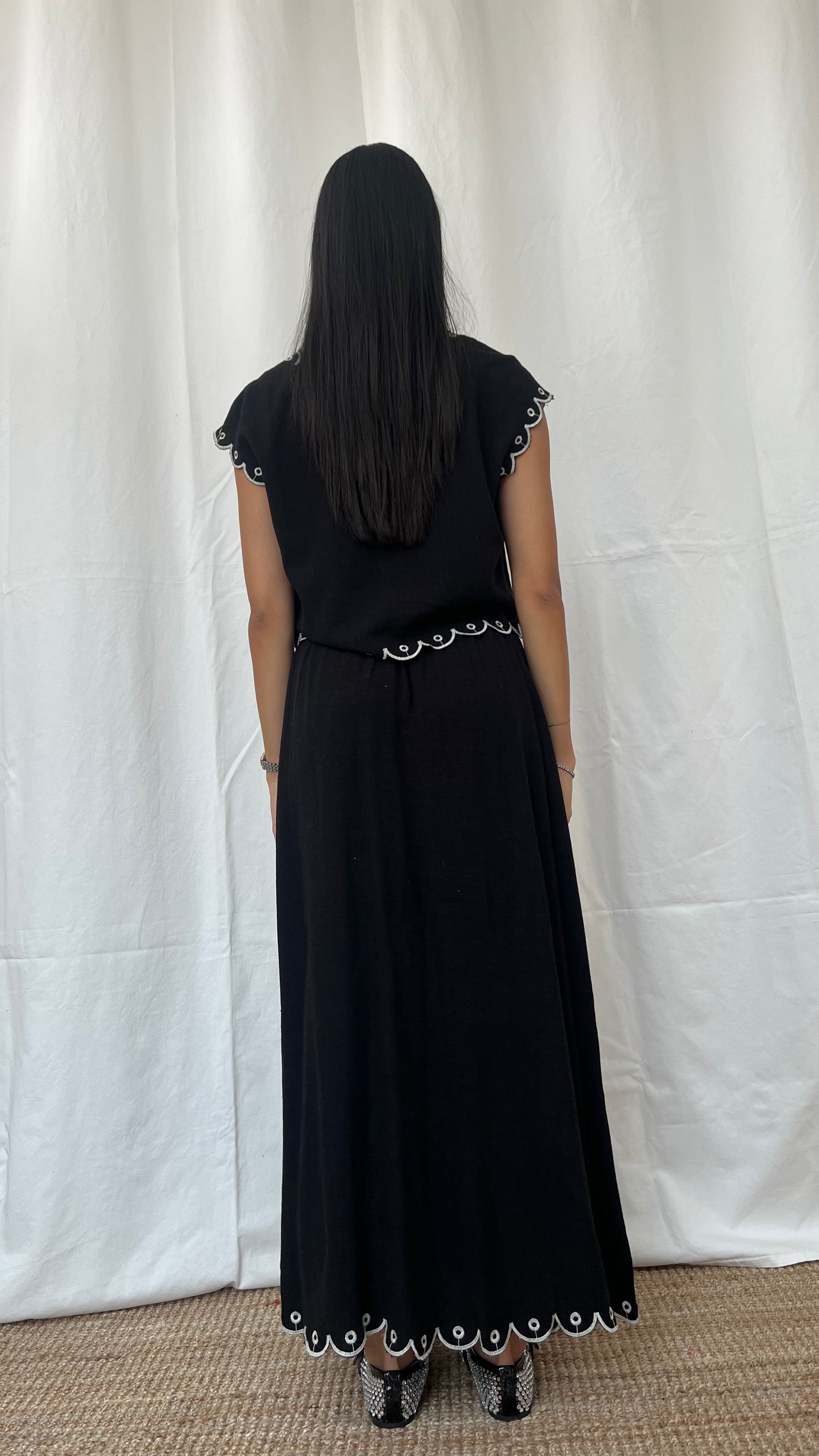 Set bohemio de blusa bordada y falda larga en lino negro