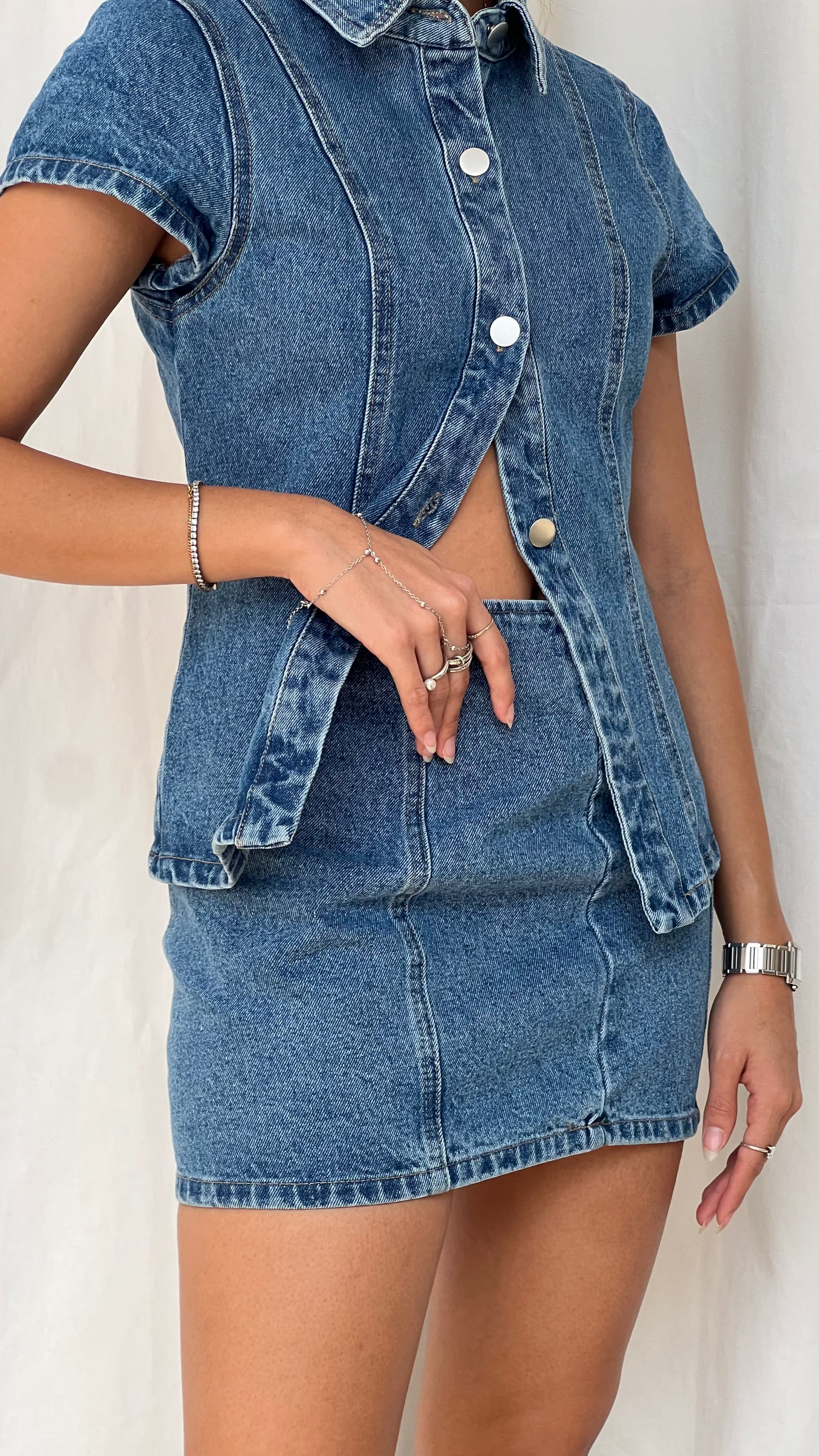 Set denim de chaleco y mini falda