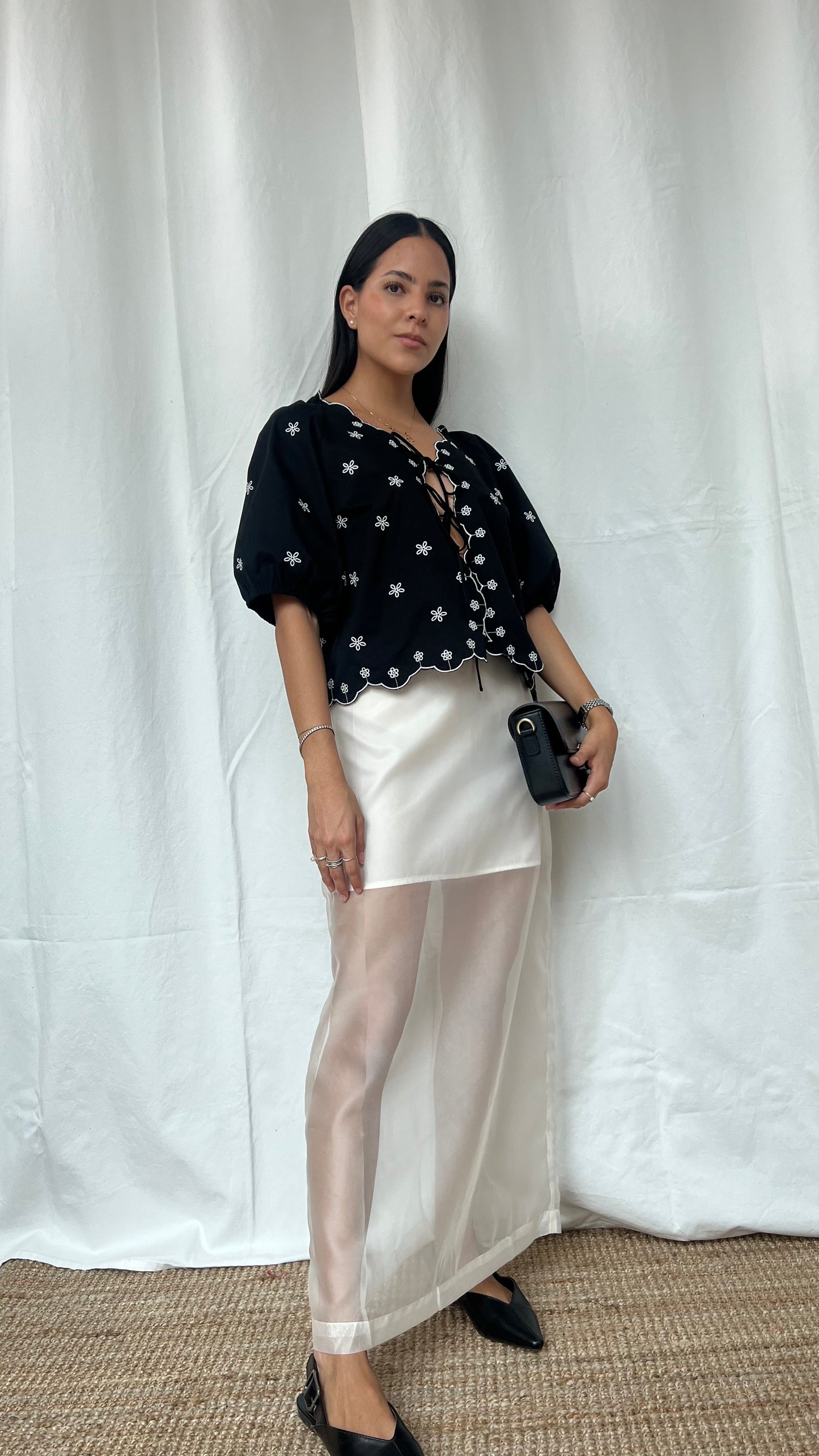 Blusa manga globo con amarres frontales en negra