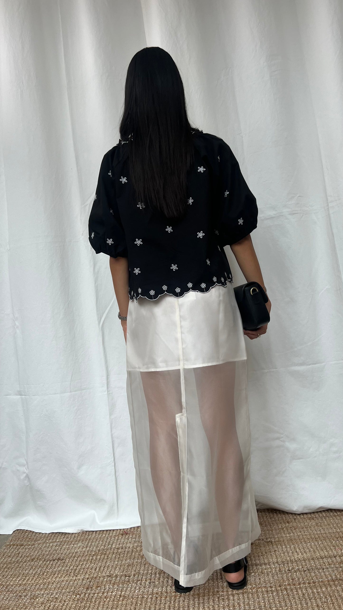 Blusa manga globo con amarres frontales en negra