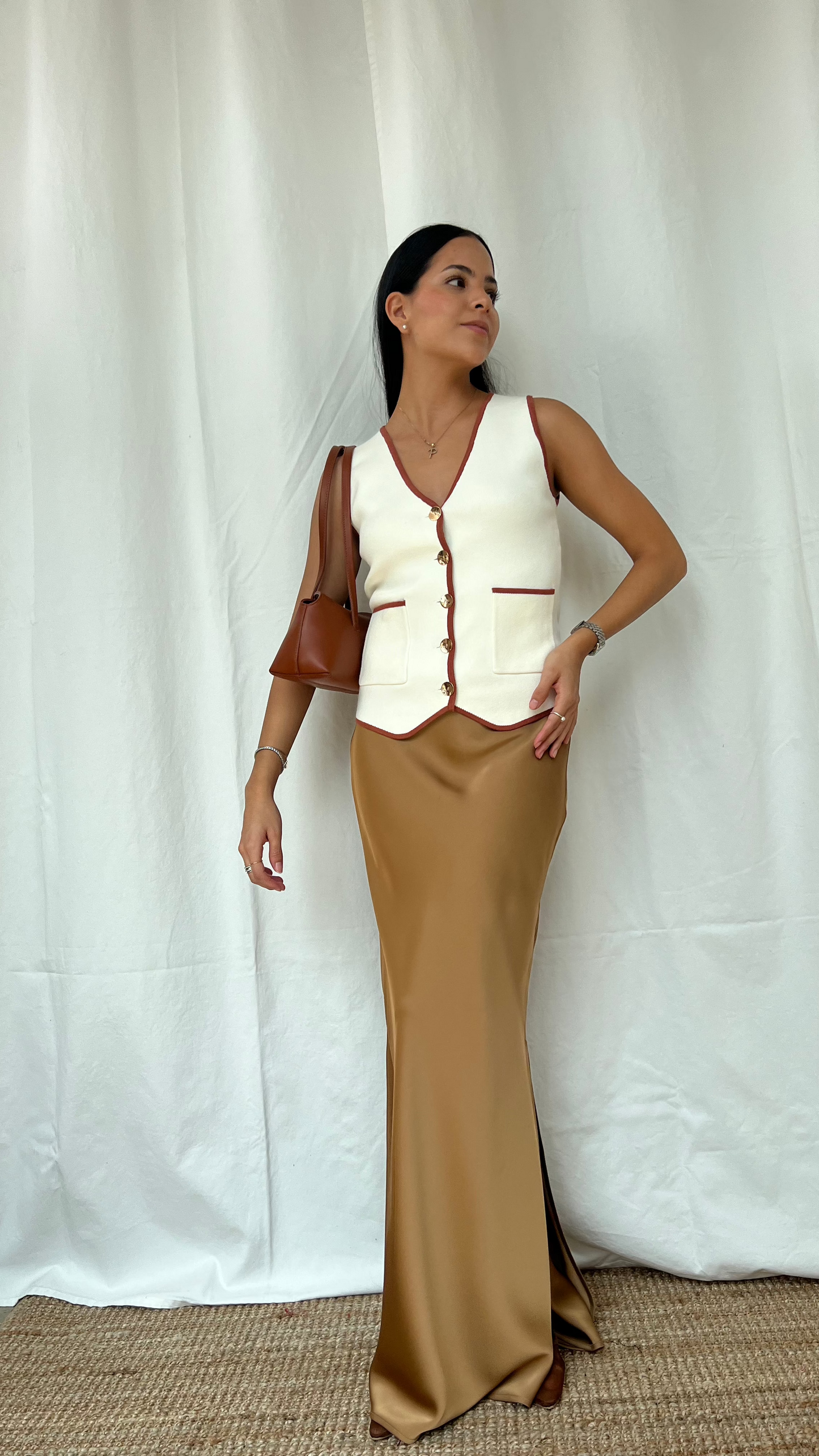 Chaleco escote en V café con ivory
