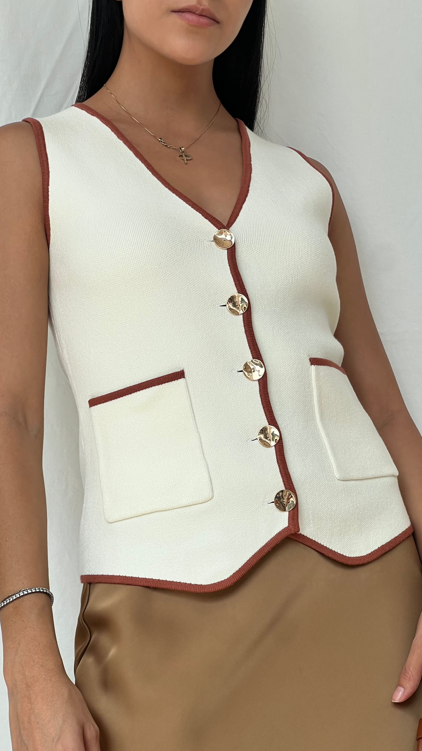 Chaleco escote en V café con ivory