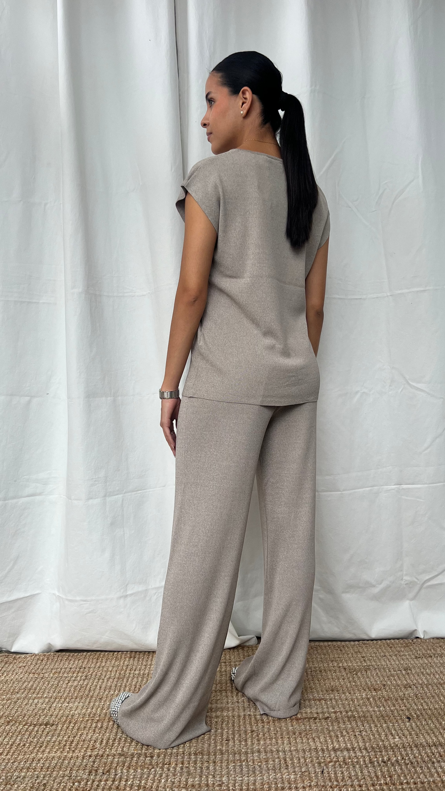 Set de punto de blusa y pantalón recto gris