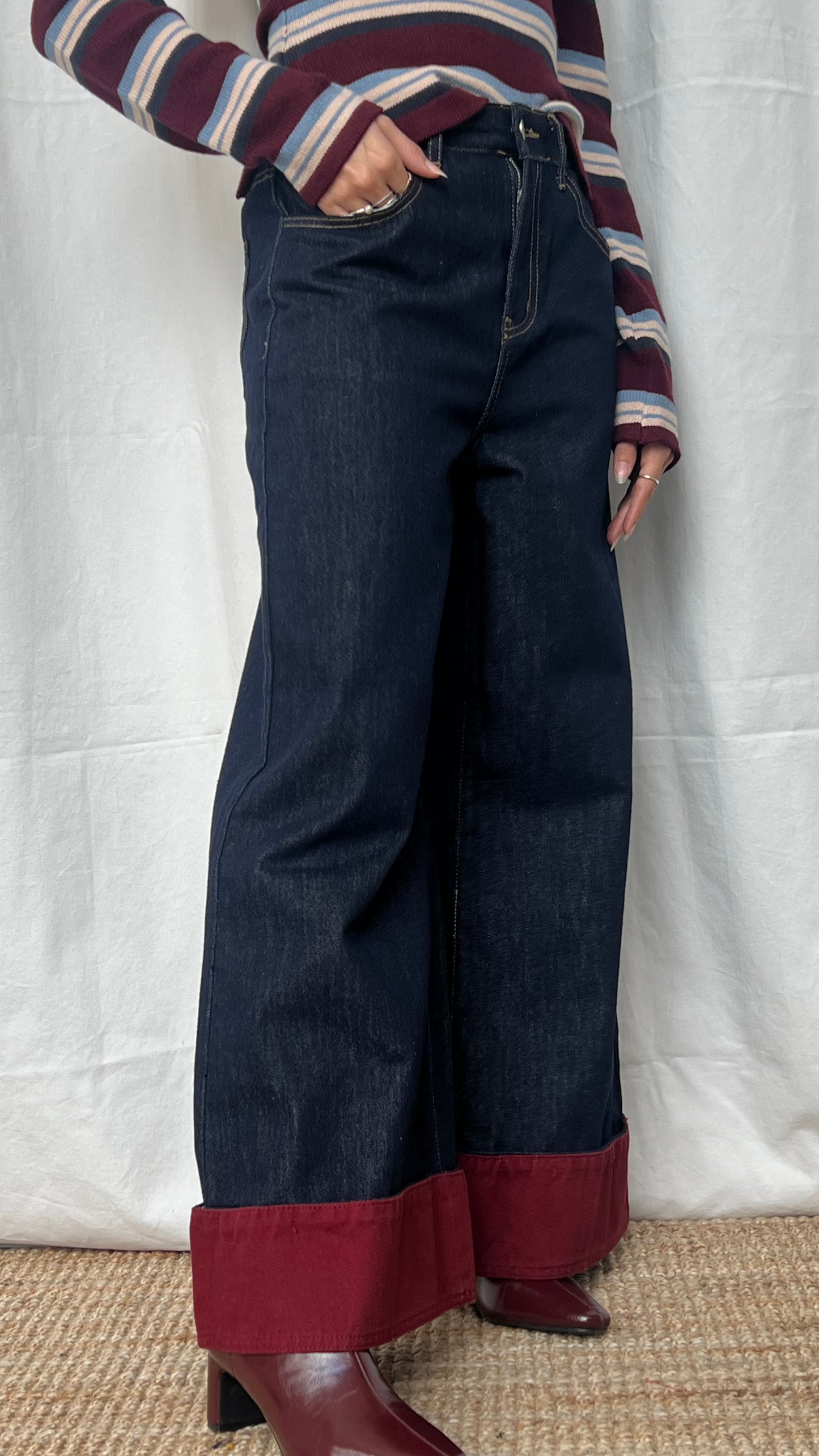 Jeans denim dark con detalle rojo