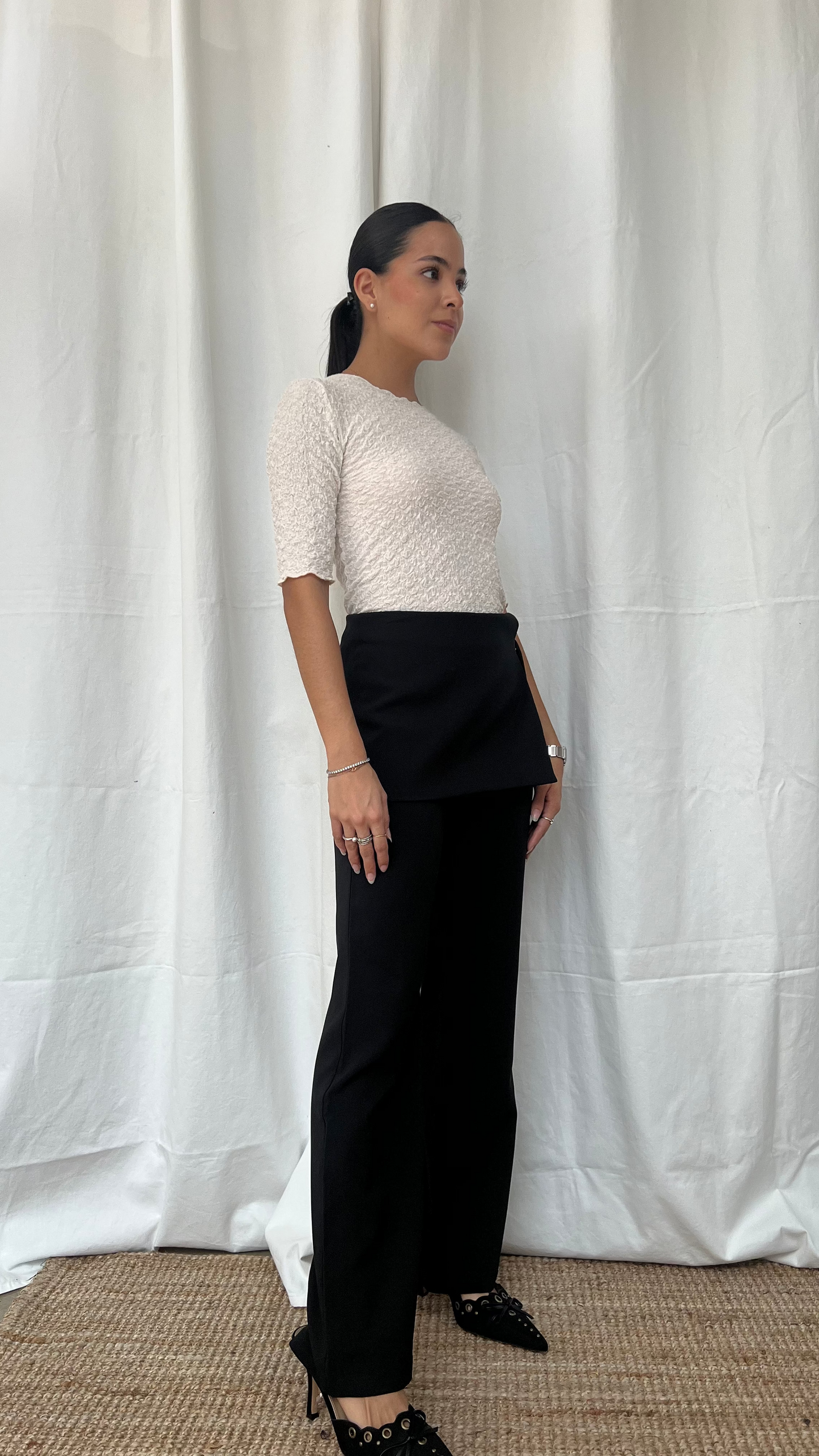 Pantalón recto con falda superpuesta en negro