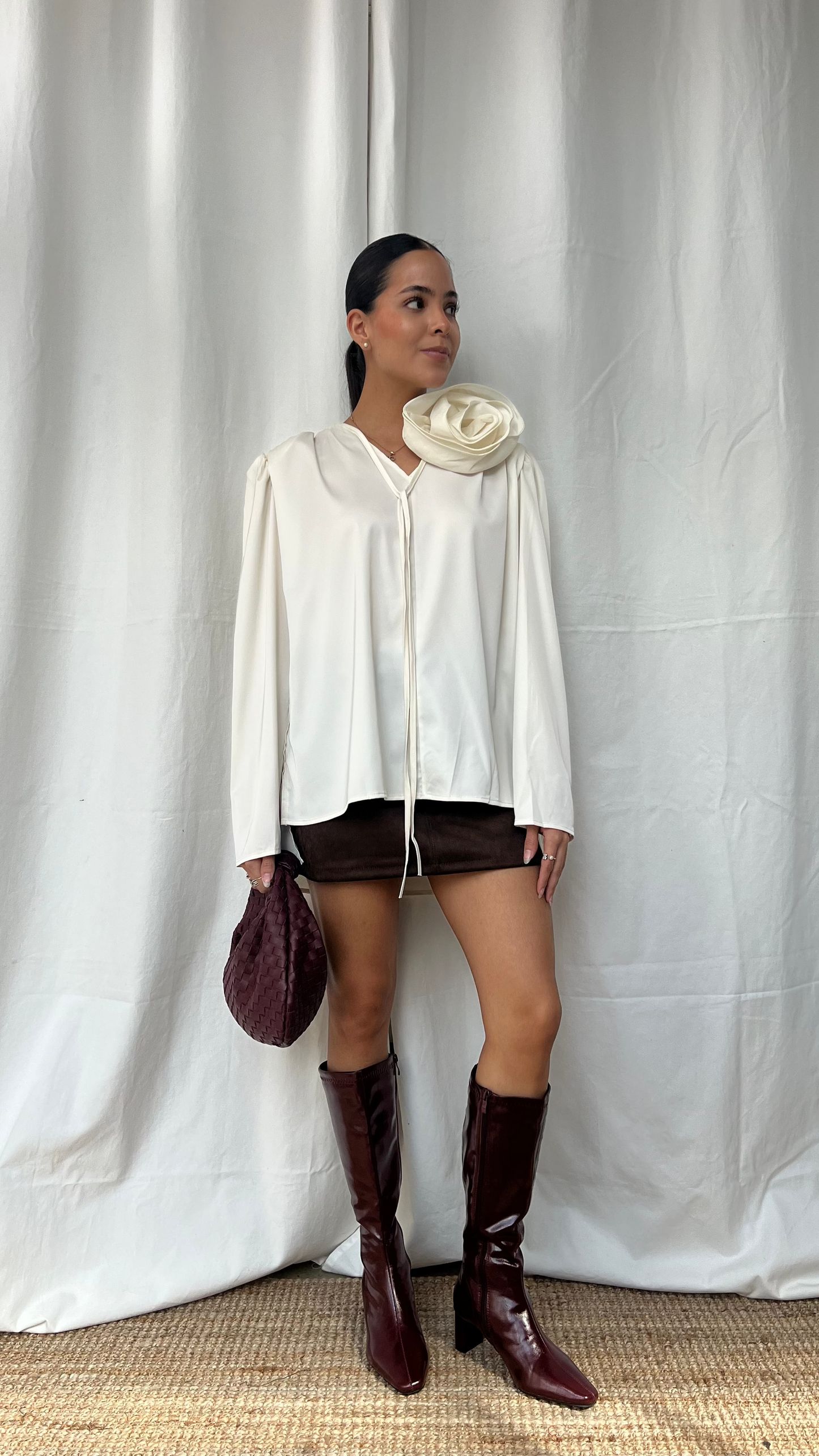 Blusa tipo satín con flor desmontable en marfil
