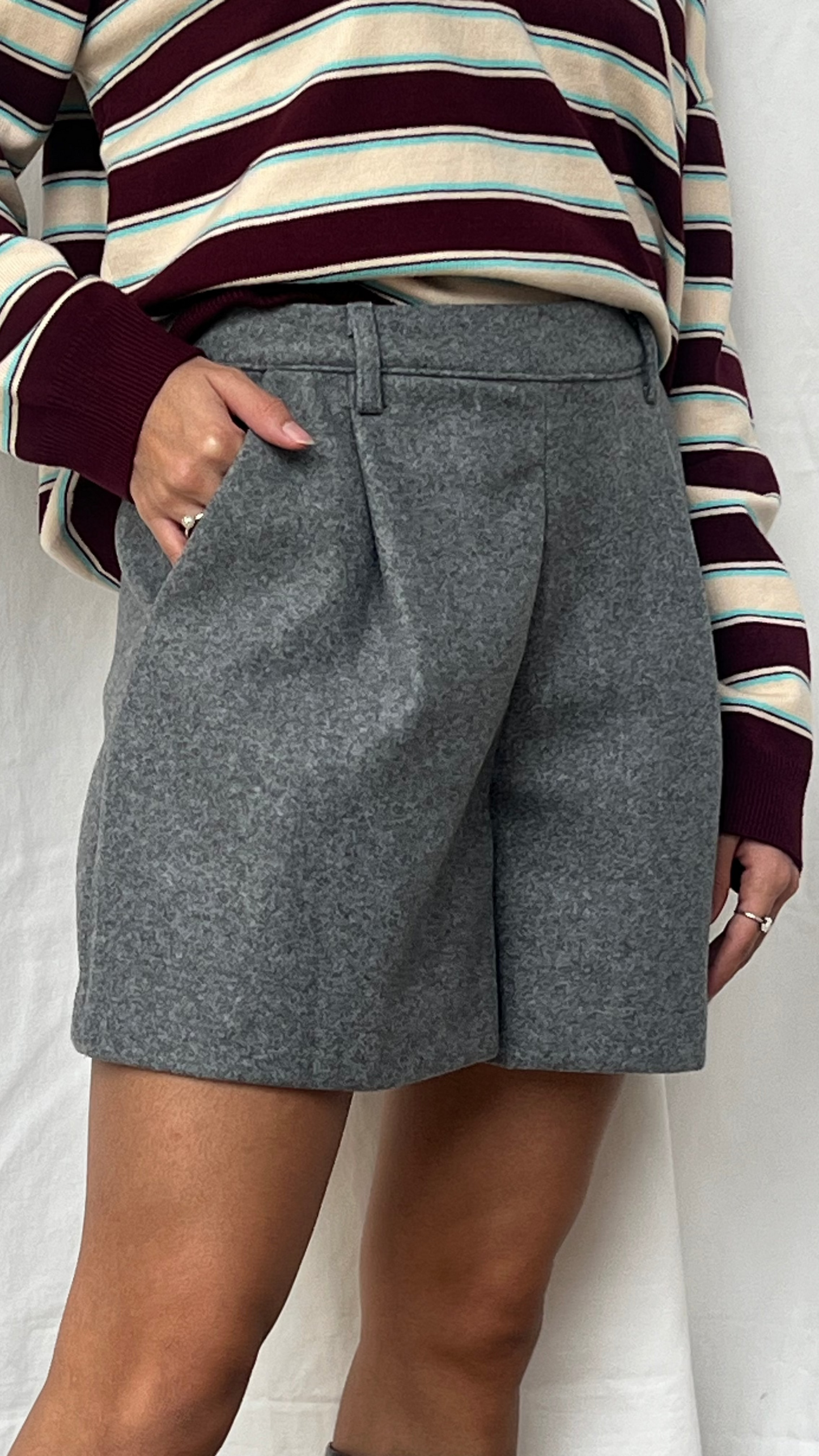Short sastrero tipo lana gris