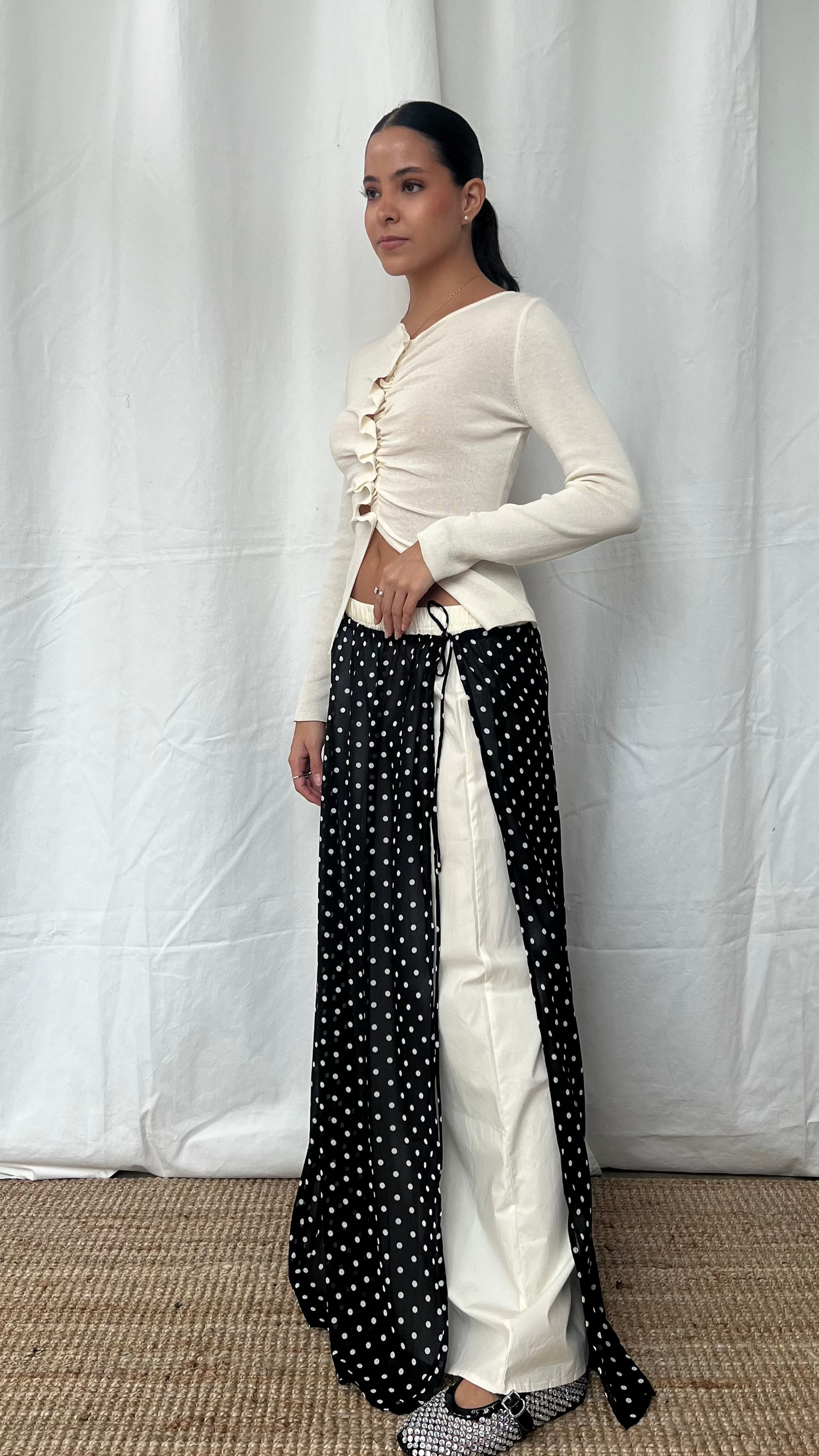 Falda polka dott negra con forro blanco