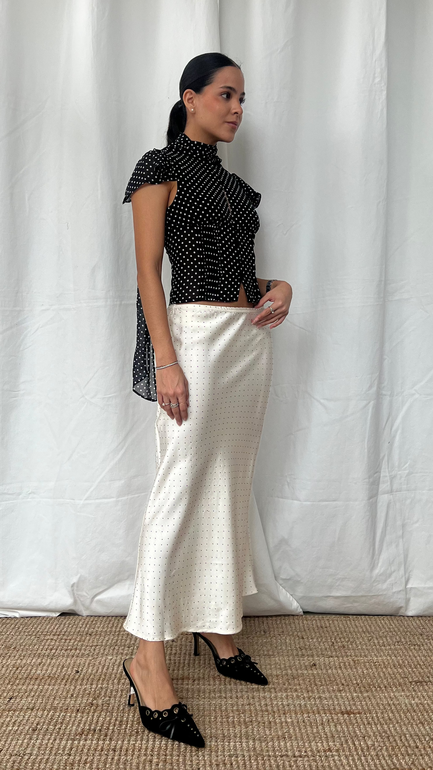 Falda midi corte recto de puntos en blanco