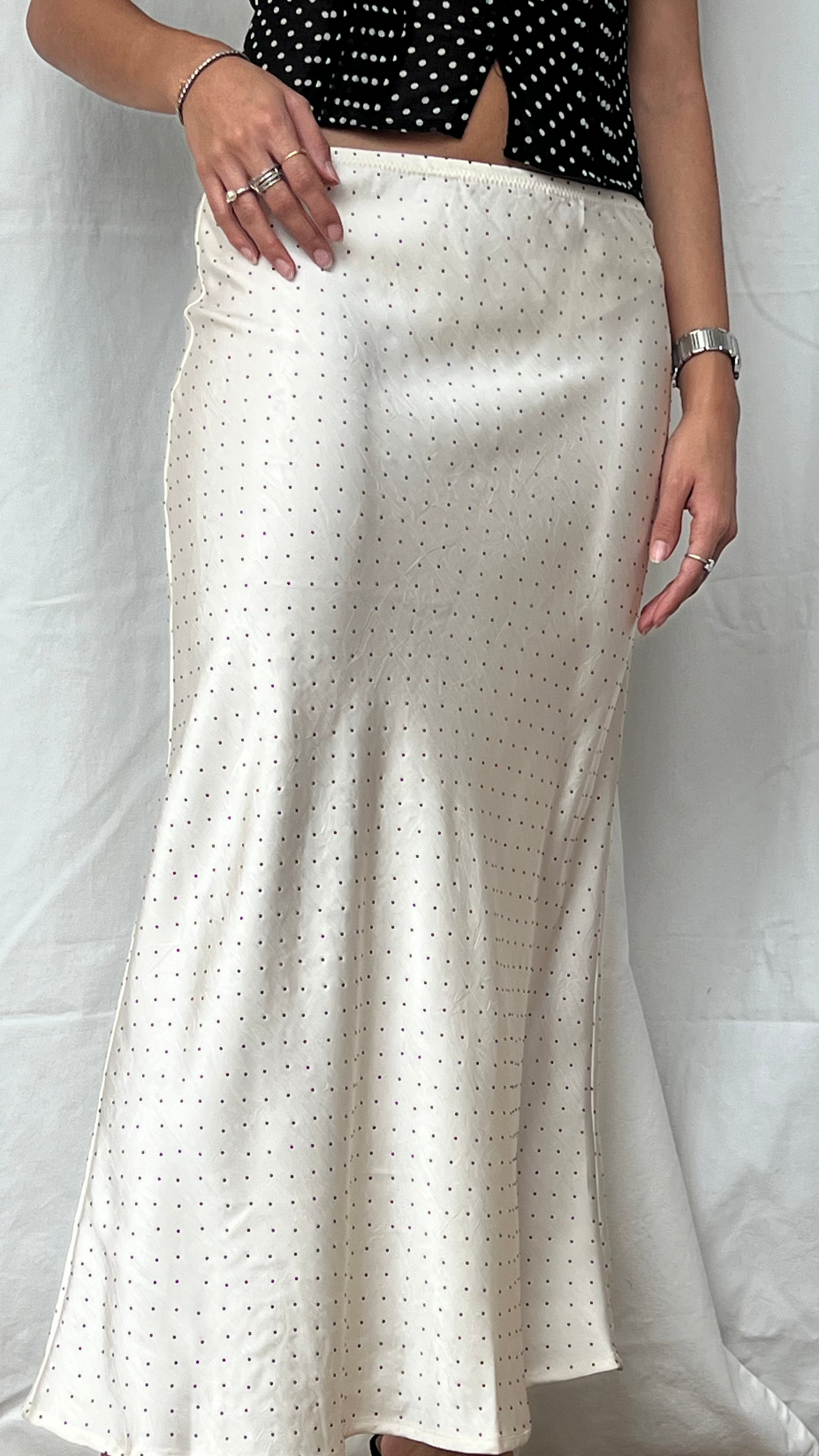 Falda midi corte recto de puntos en blanco