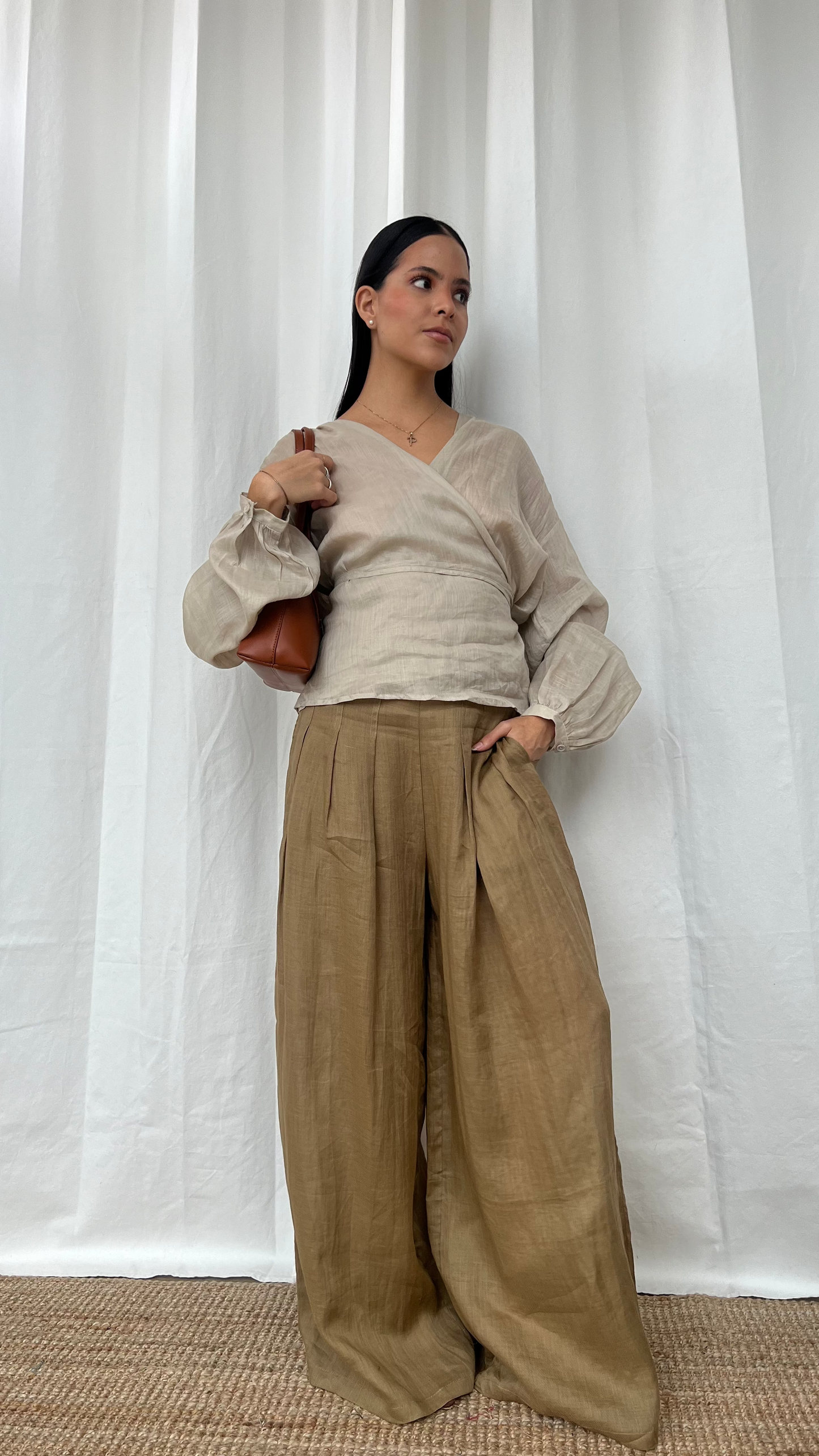 Blusa de lino cruzada en beige