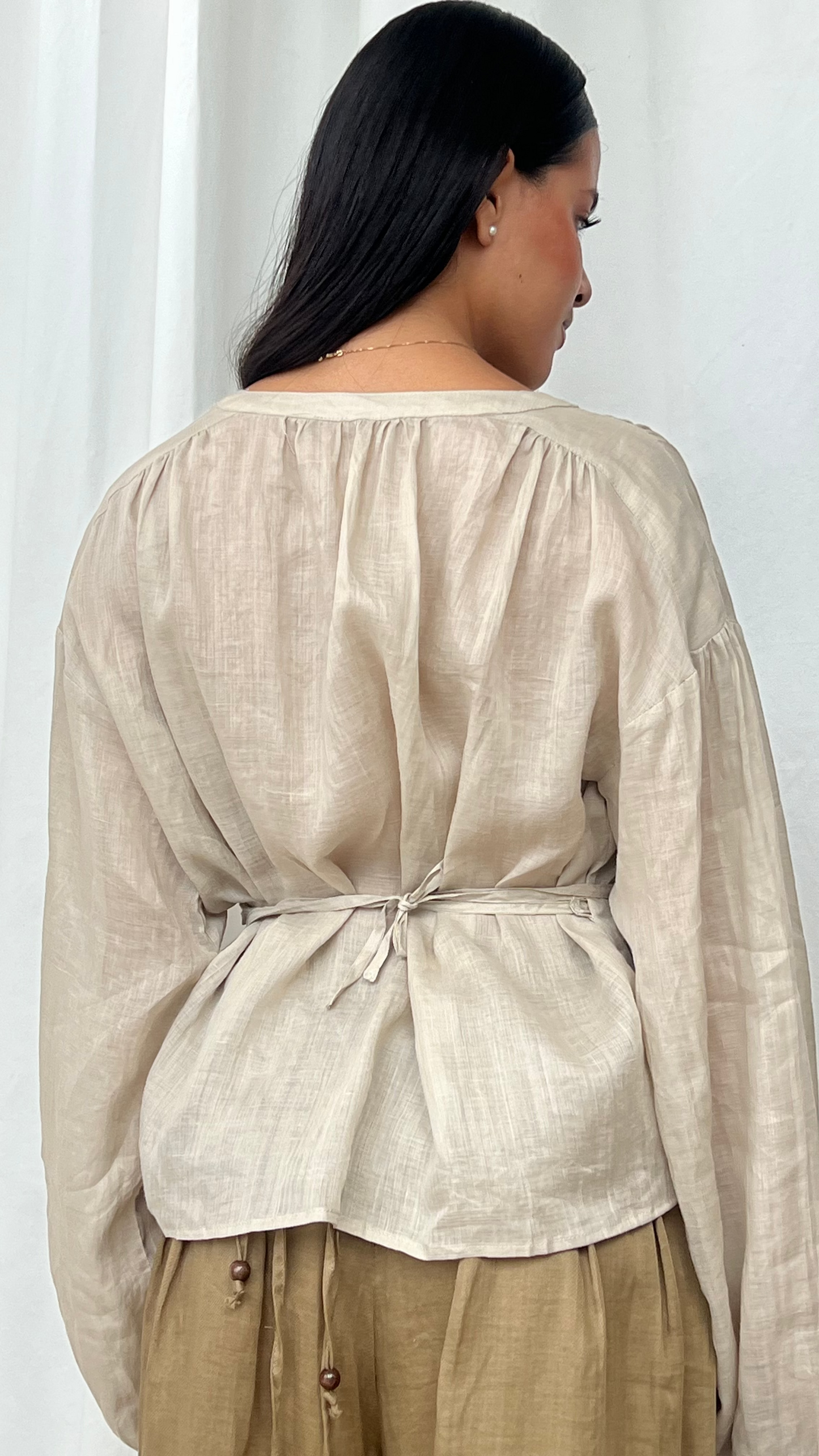 Blusa de lino cruzada en beige