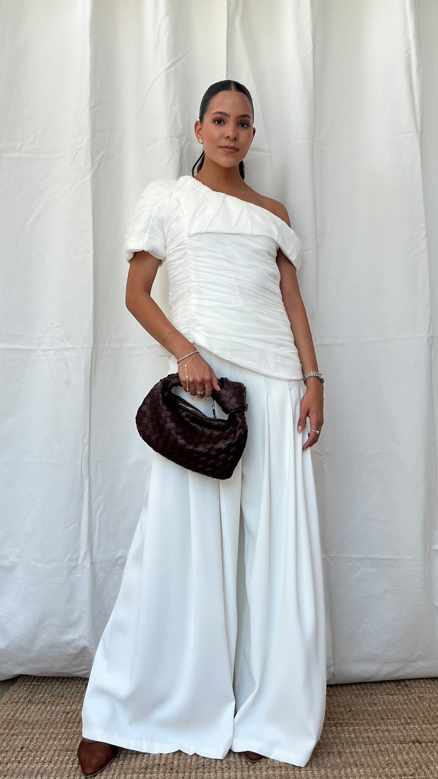 Set blusa drapeada y pantalón blanco