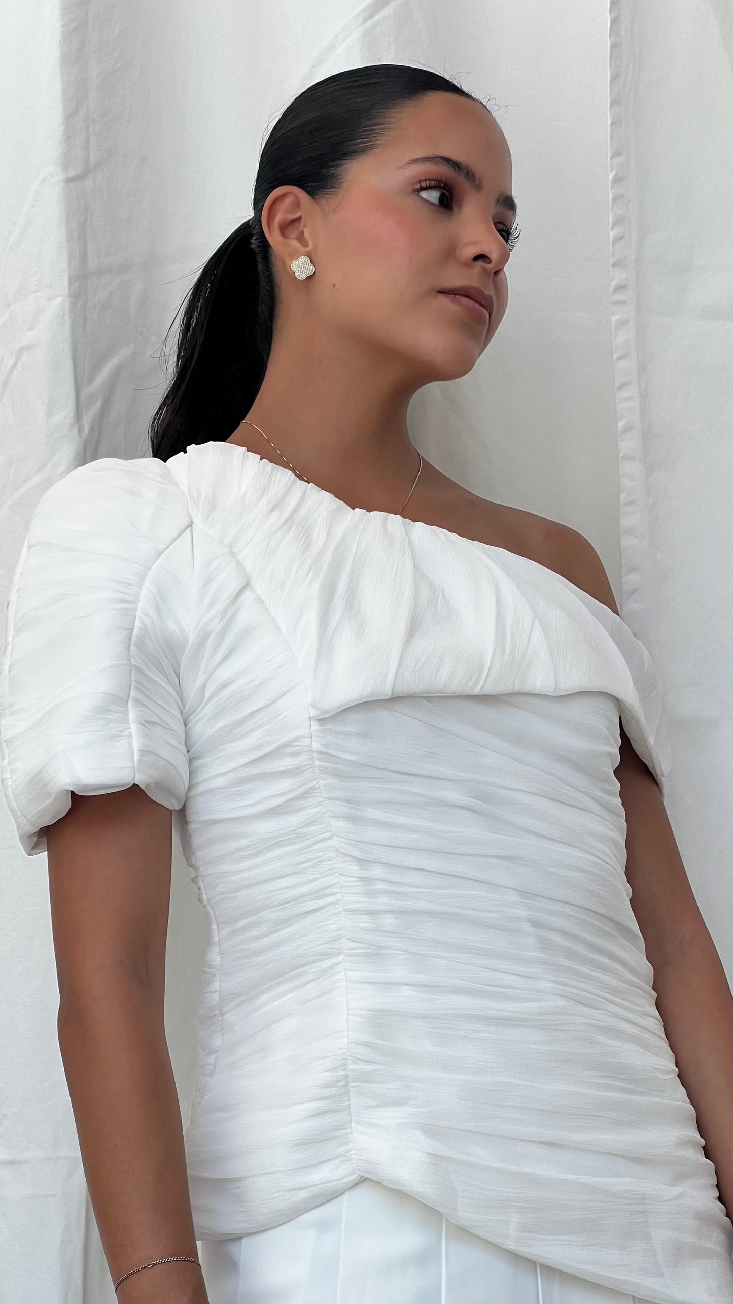 Set blusa drapeada y pantalón blanco