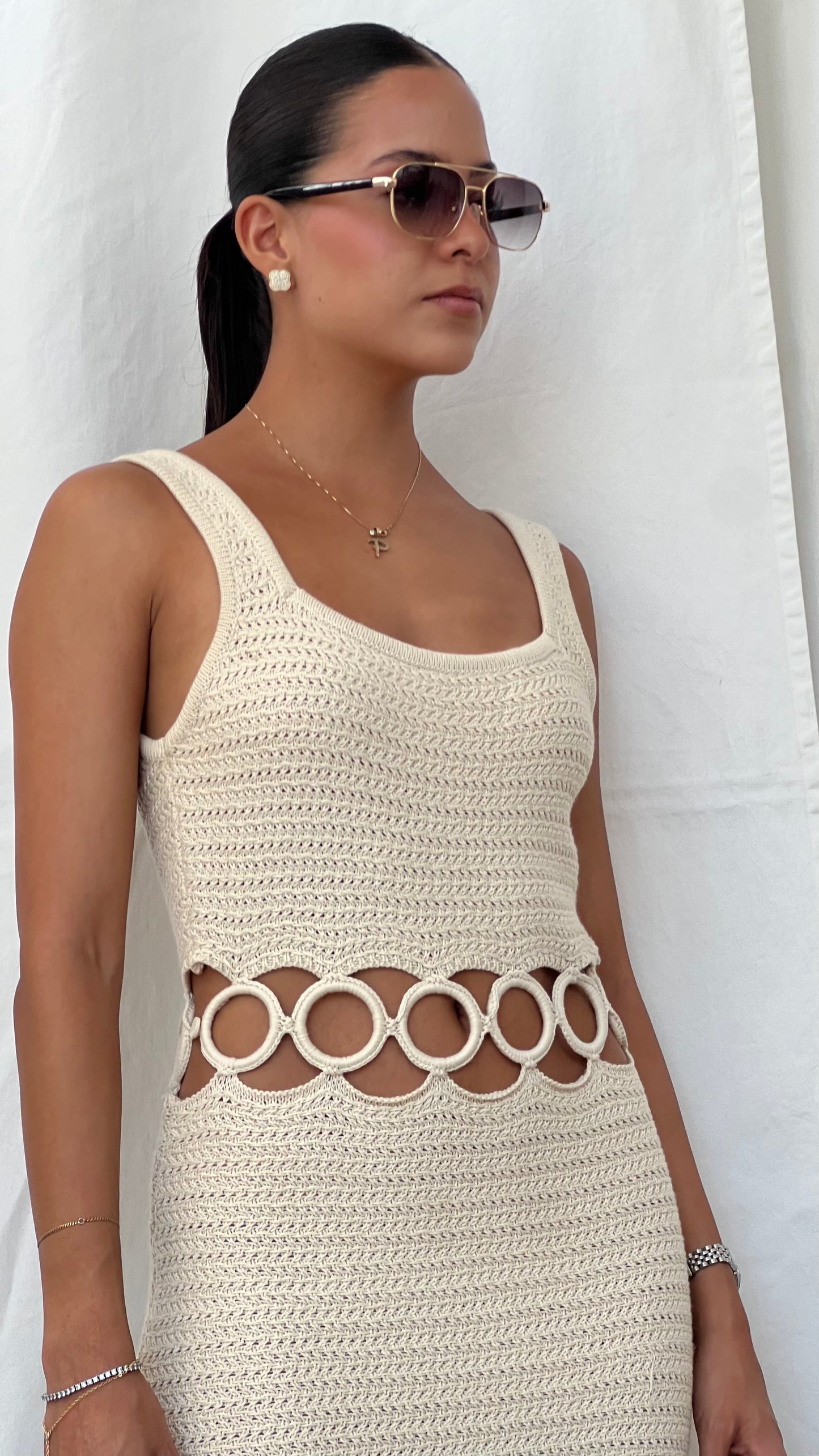 Vestido a crochet con aros beige