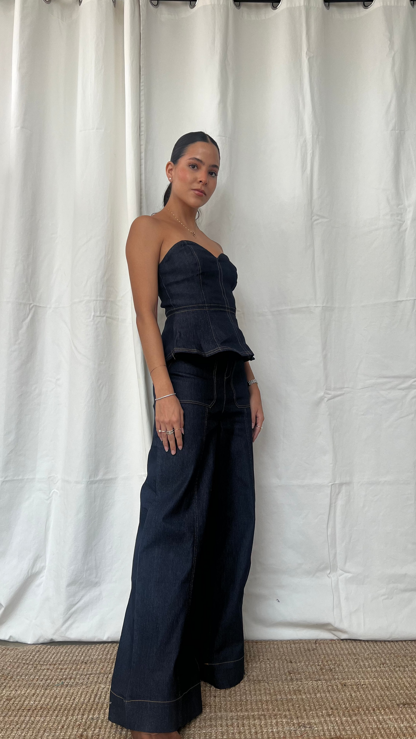 Top denim strapless corte peplum