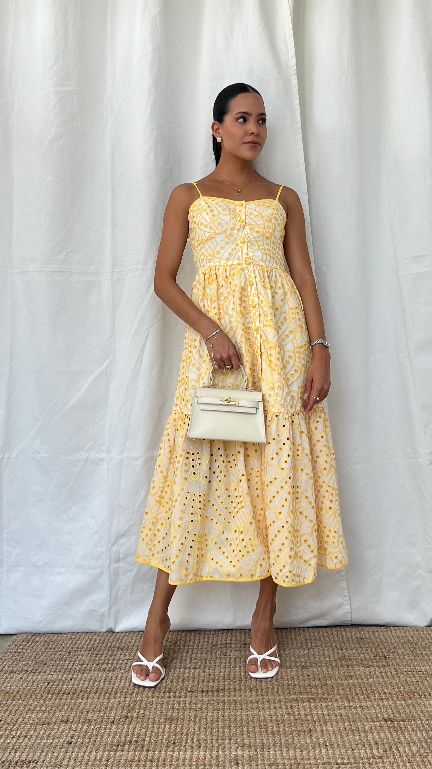 Vestido midi con bordados en amarillo