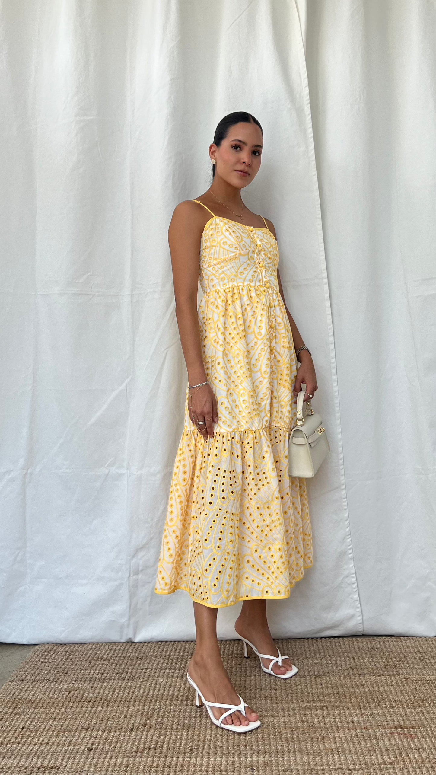 Vestido midi con bordados en amarillo