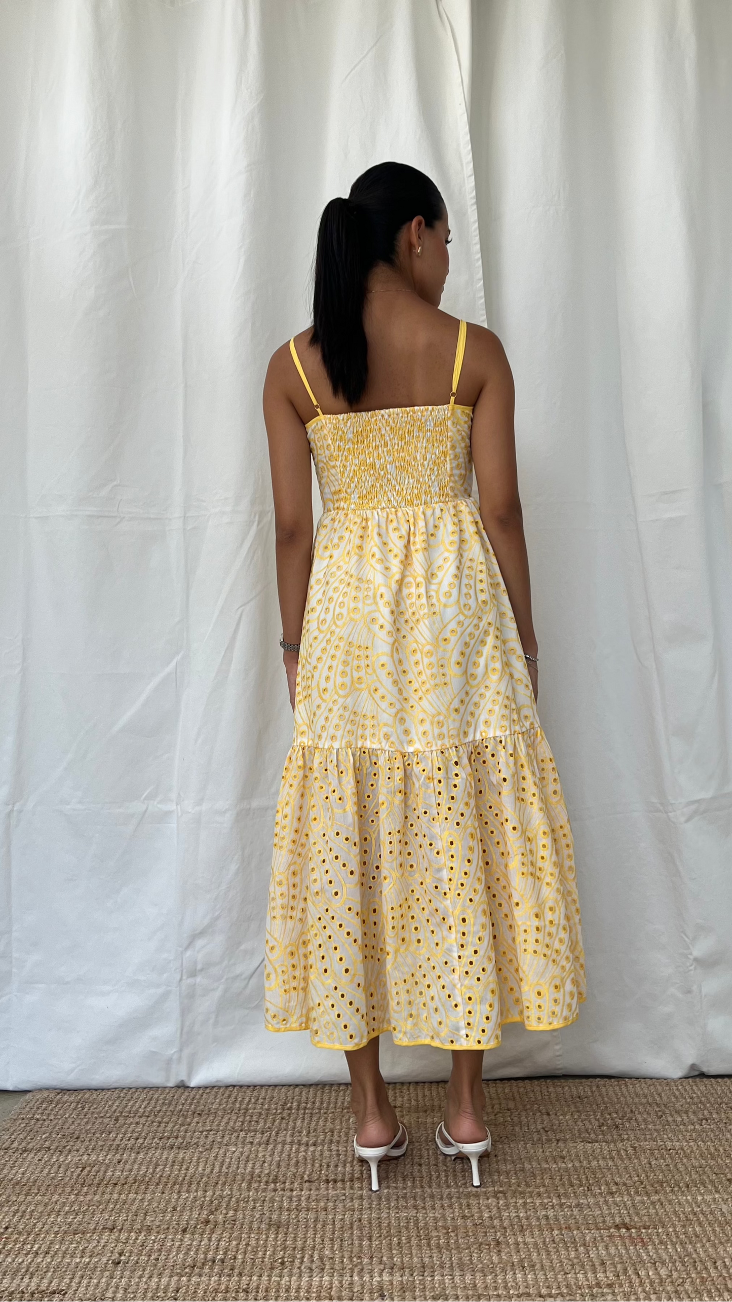 Vestido midi con bordados en amarillo