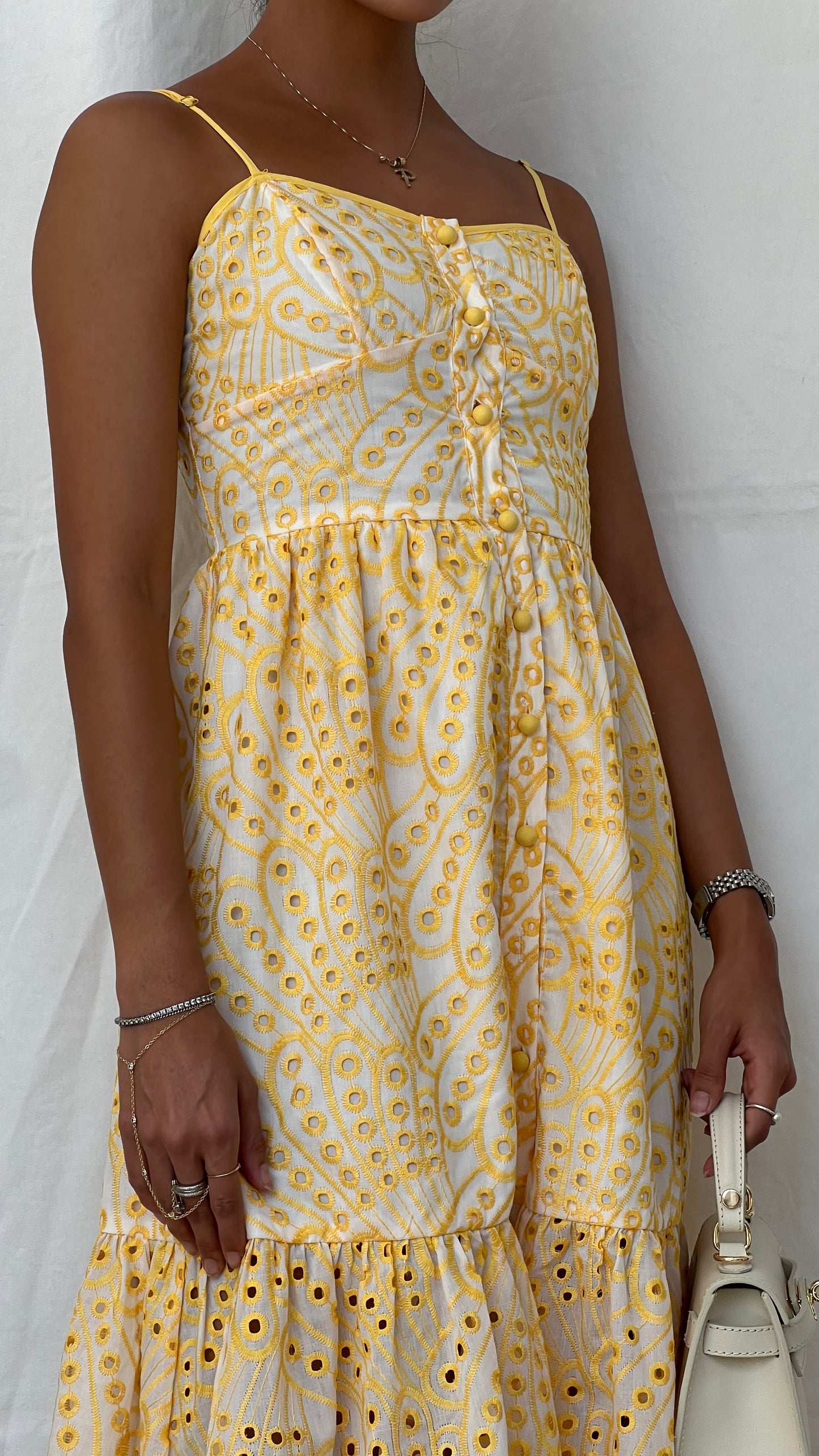 Vestido midi con bordados en amarillo