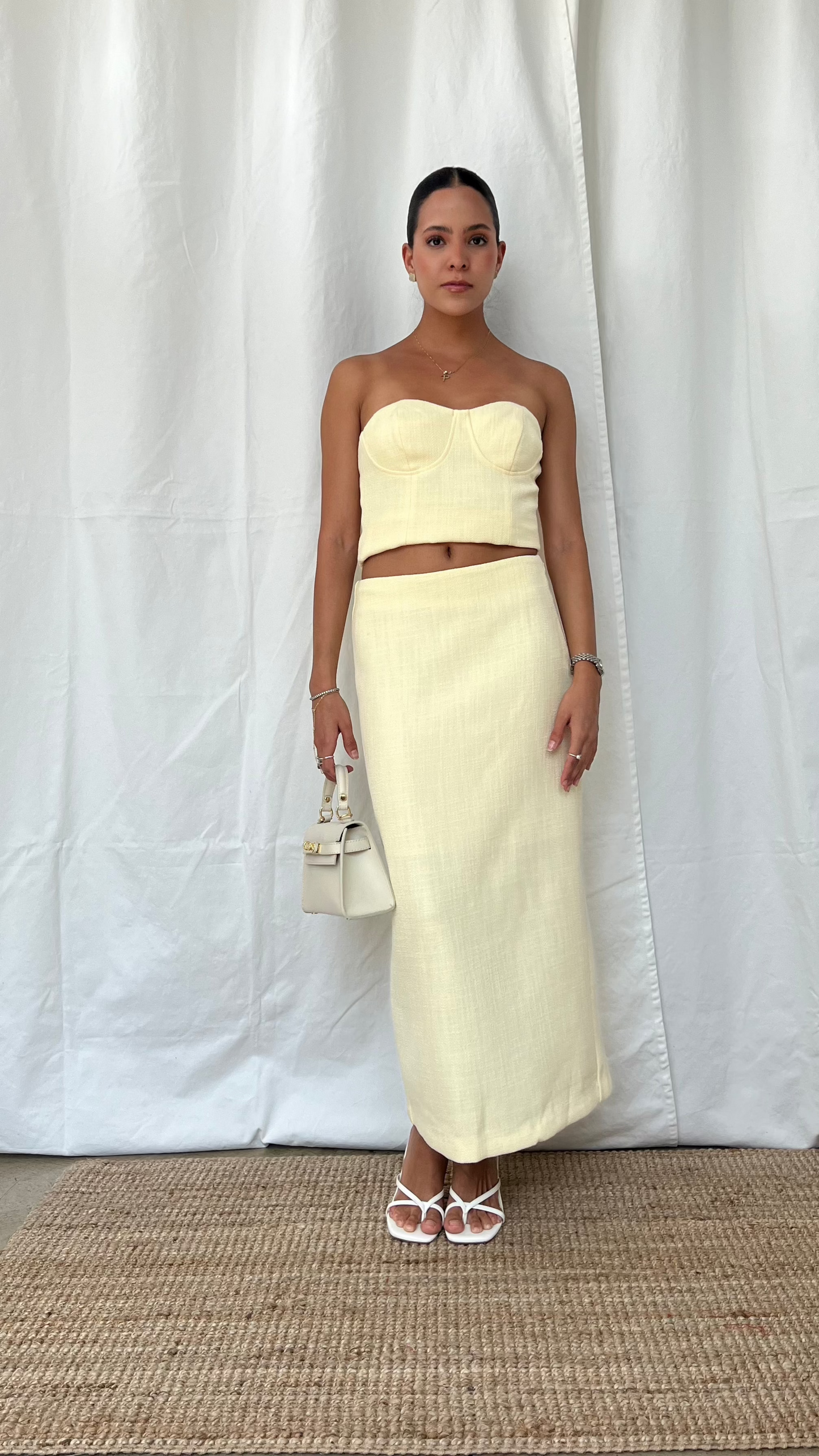Set top strapless y falda midi yellow