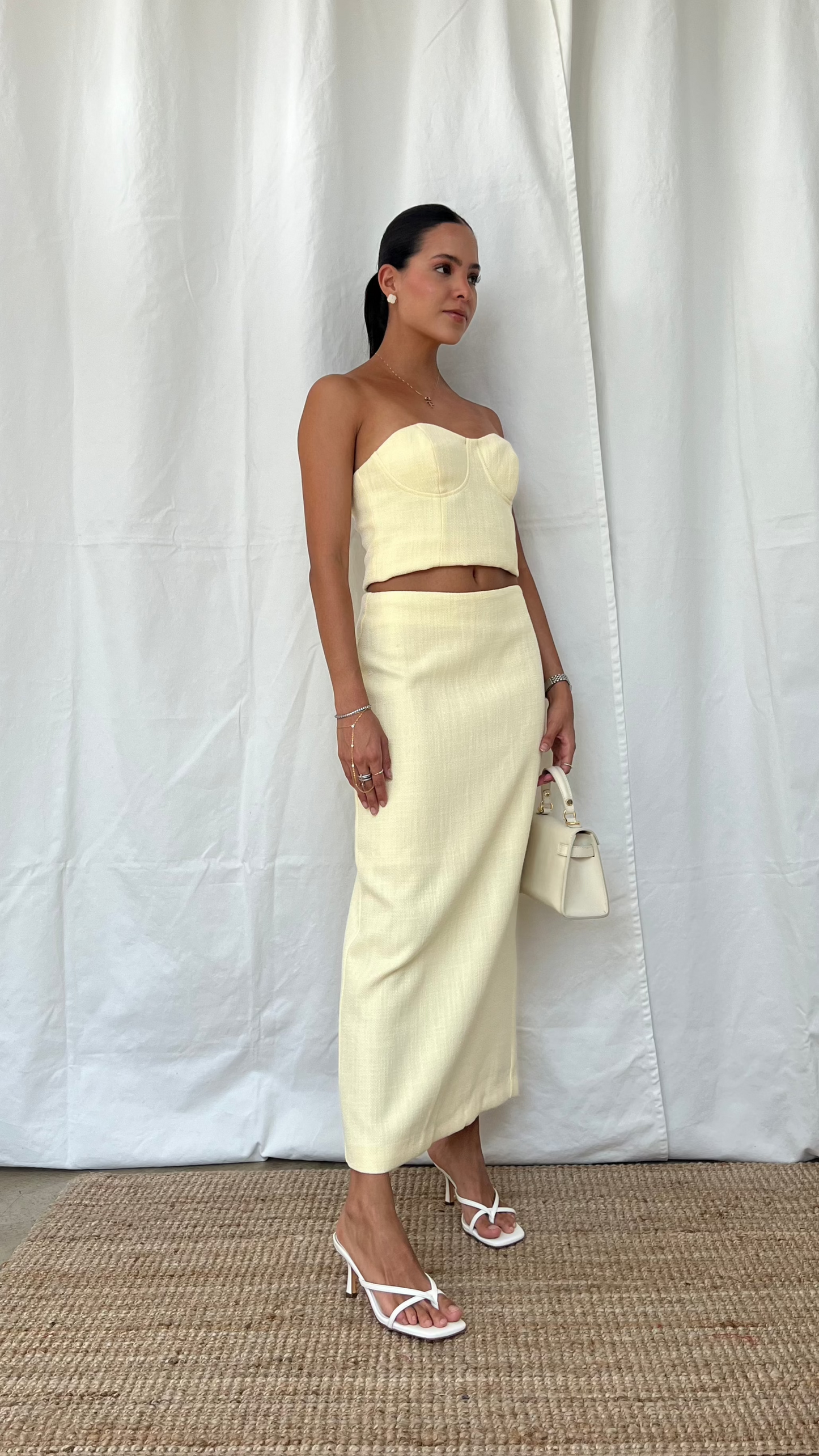 Set top strapless y falda midi yellow