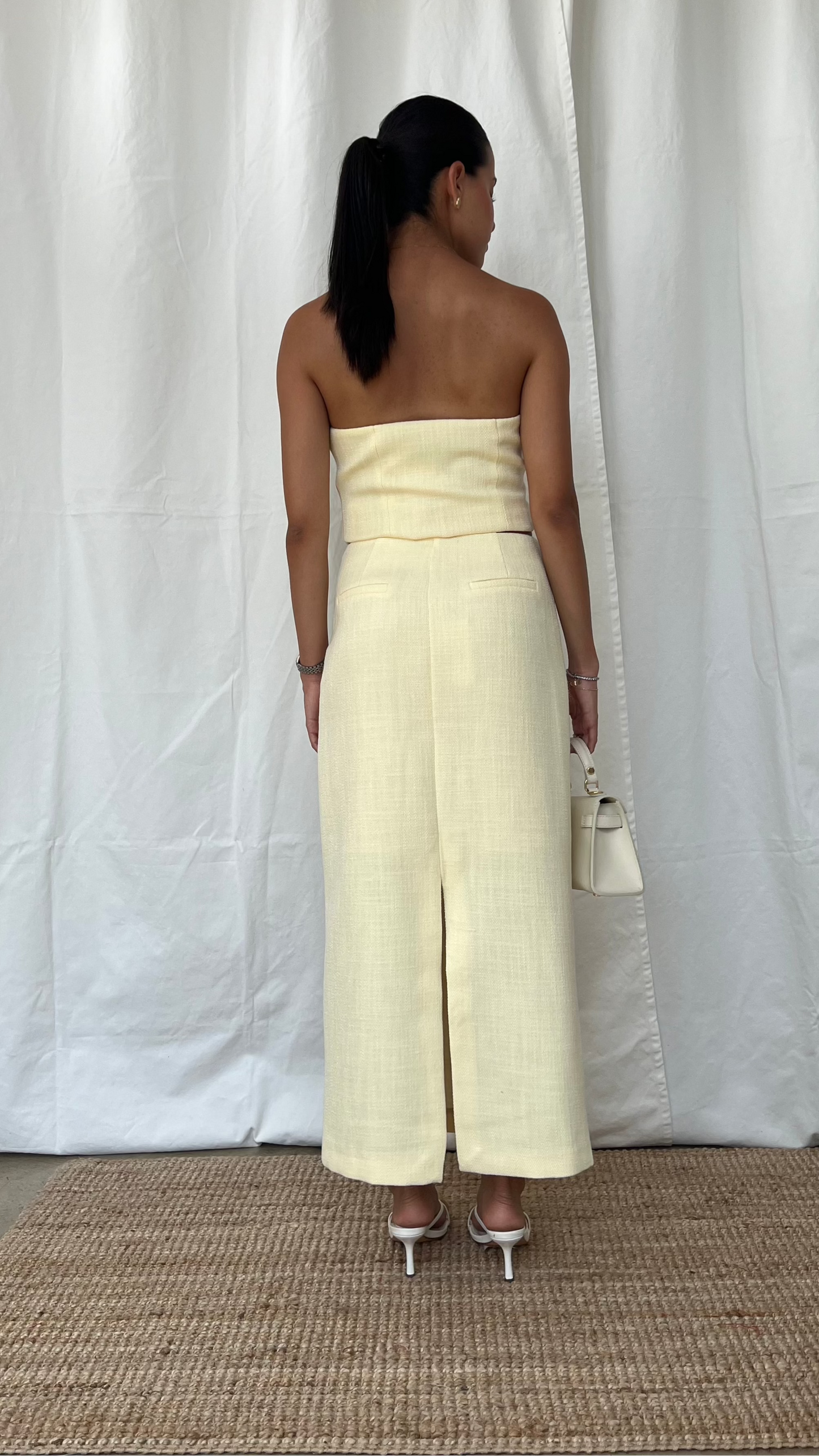Set top strapless y falda midi yellow